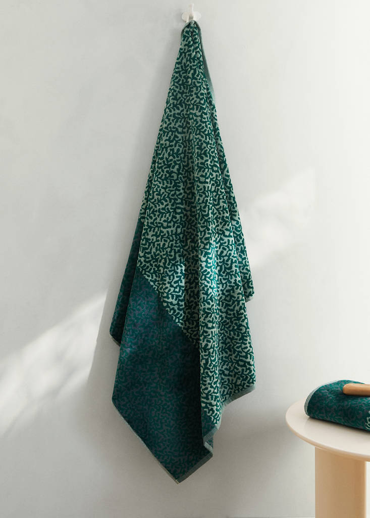 Jacquard cotton terry animal pattern bath towel — Aqua Green