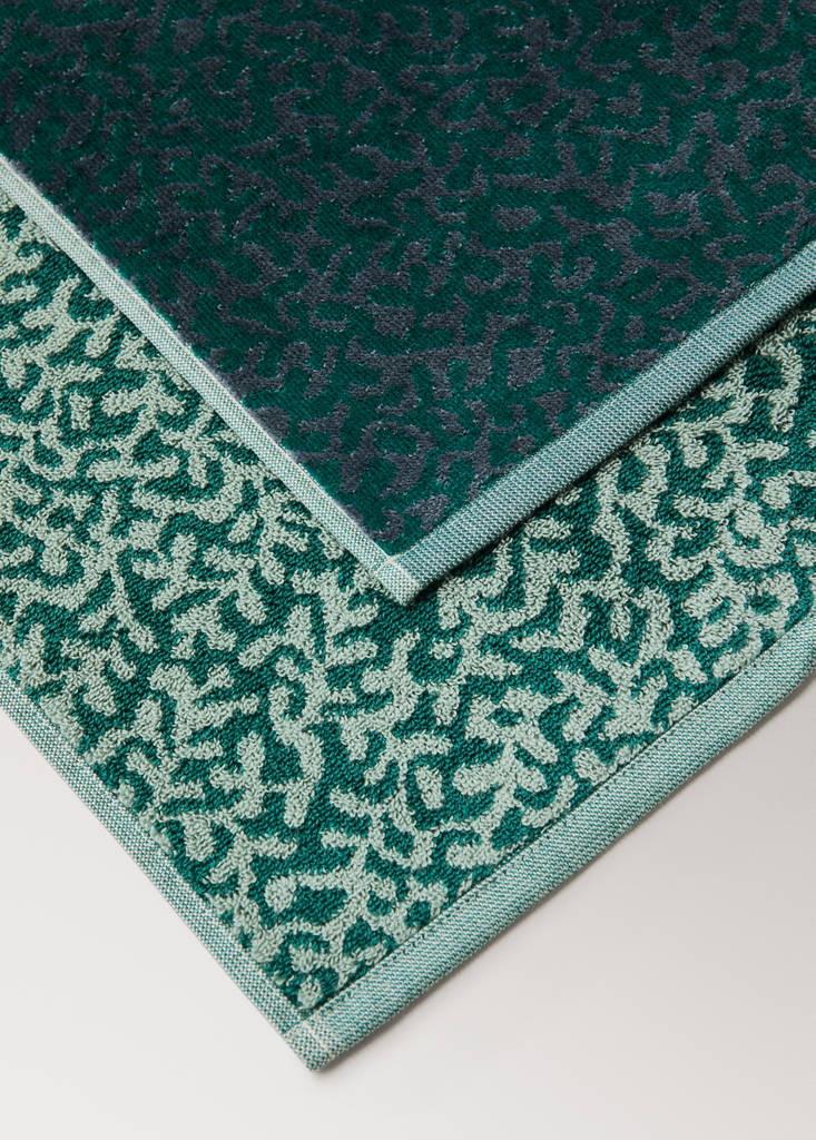 Jacquard cotton terry animal pattern bath towel — Aqua Green