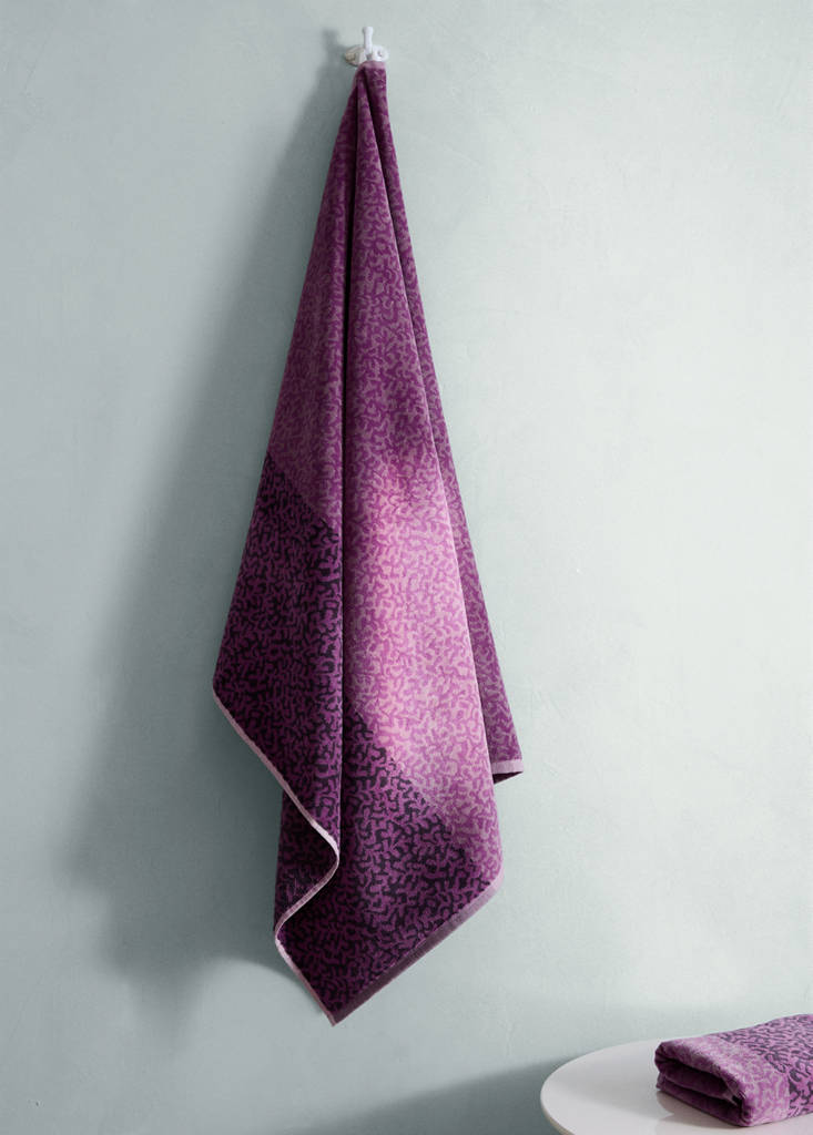 Jacquard cotton terry animal pattern bath towel — Blackberry