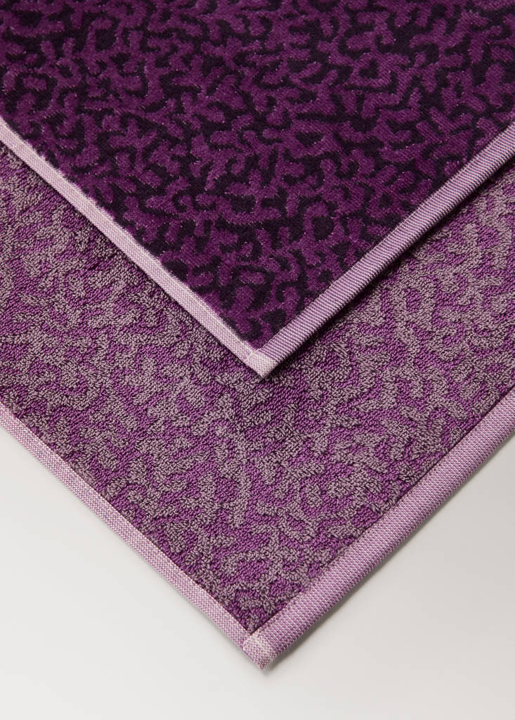 Jacquard cotton terry animal pattern bath towel — Blackberry