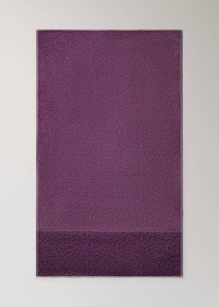 Jacquard cotton terry animal pattern bath towel — Blackberry