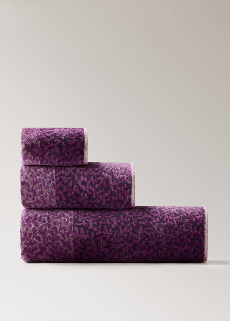 Jacquard cotton terry animal pattern bath towel — Blackberry