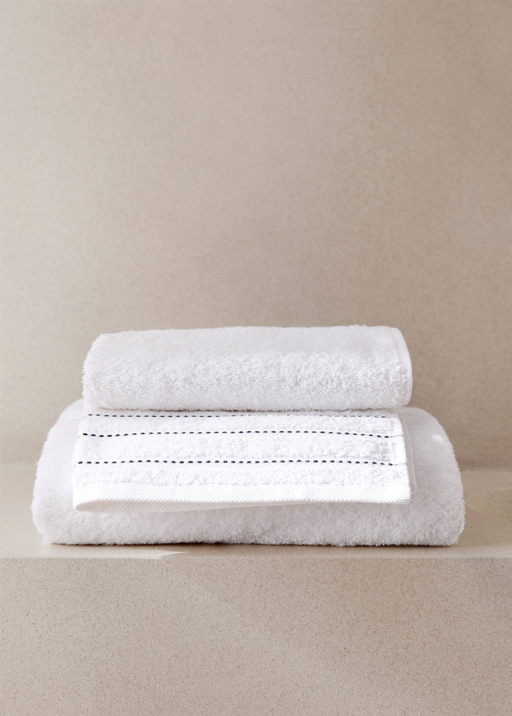 Broderad handduk med prickar - Allmän bild