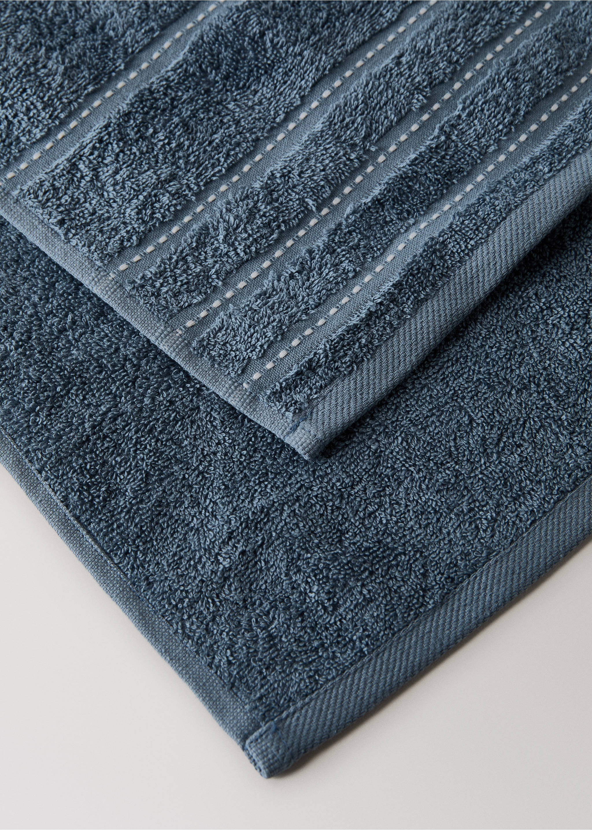 Cotton washbasin towel with embroidered dots - Details of the article 2, Blue. Ref: 27001585-00.