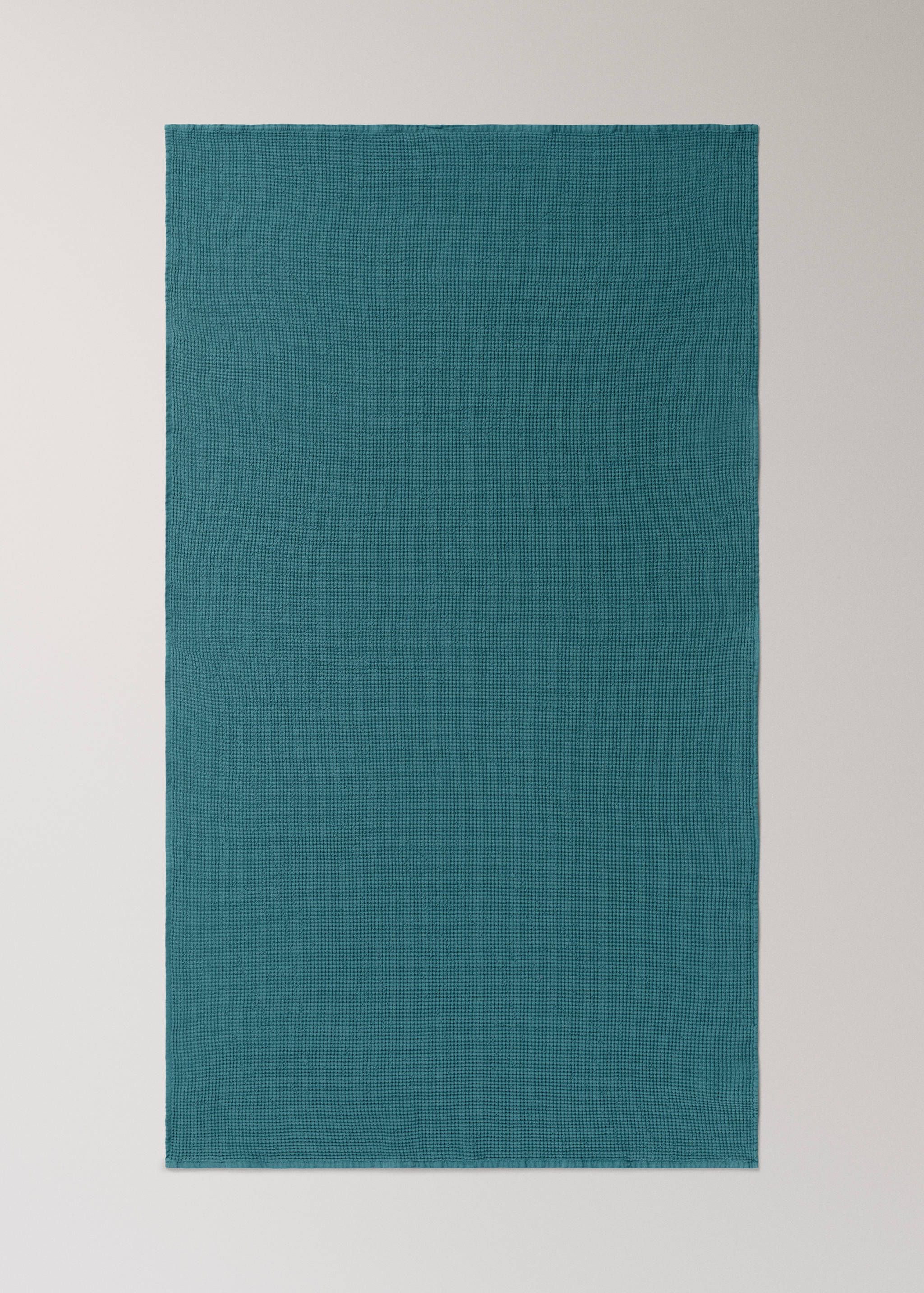 Бавовняний банний рушник  з дрібною вафельною фактурою та ефектом garment-wash - Детальніше про товар 3