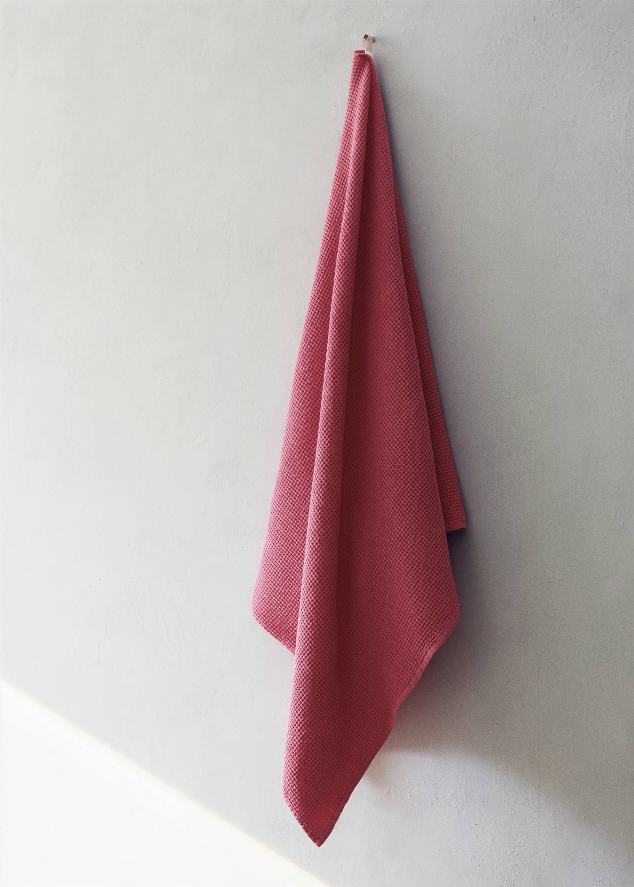 Badehåndkle i garnfarget bomull med mini waffle-mønster - Total bildeutsnitt, Medium rosa. Ref: 27001597-00.