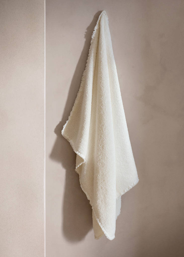 Cotton terry bath towel with frayed edge and flounce