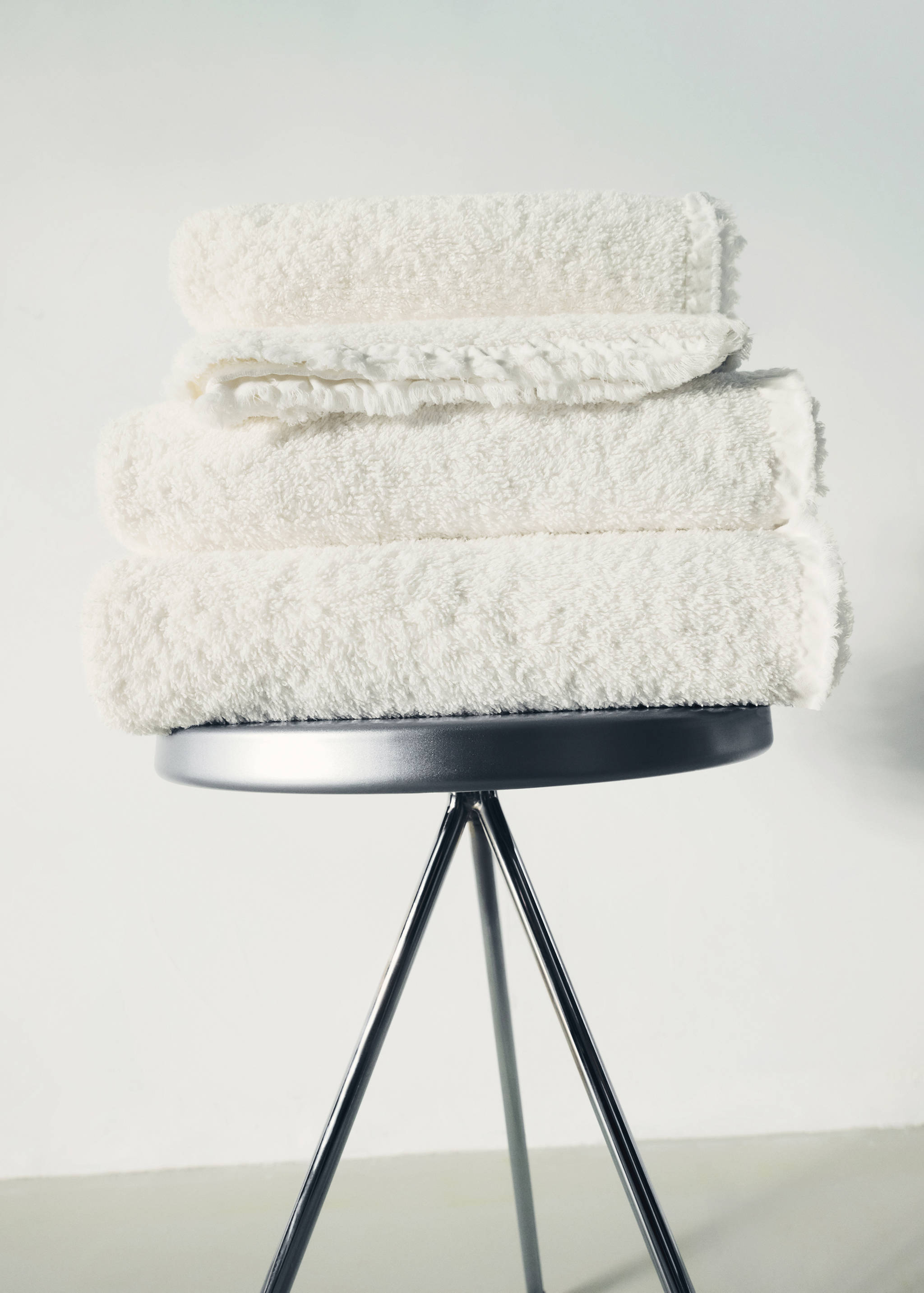 Cotton terry bath towel with frayed edge and flounce - Details of the article 5