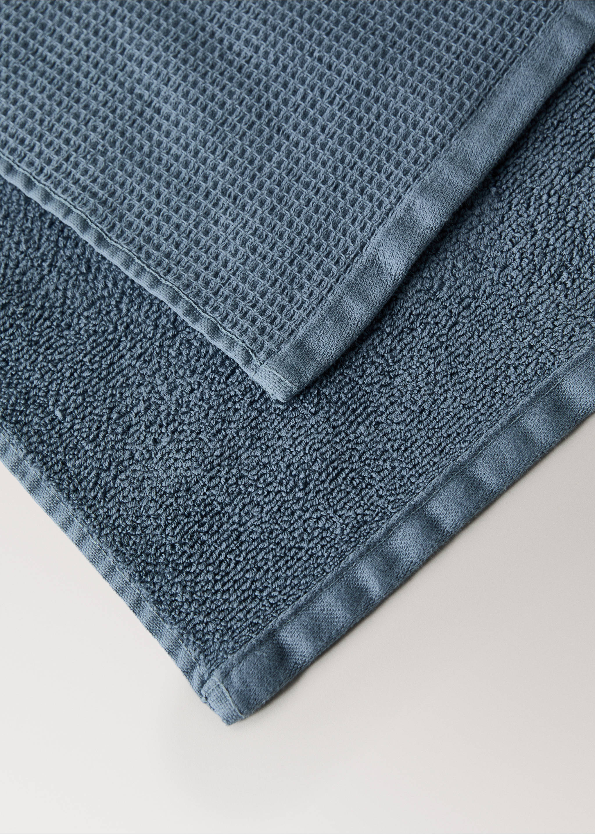 Reversible cotton bath towel - Details of the article 2, Indigo Blue. Ref: 27001604-00.