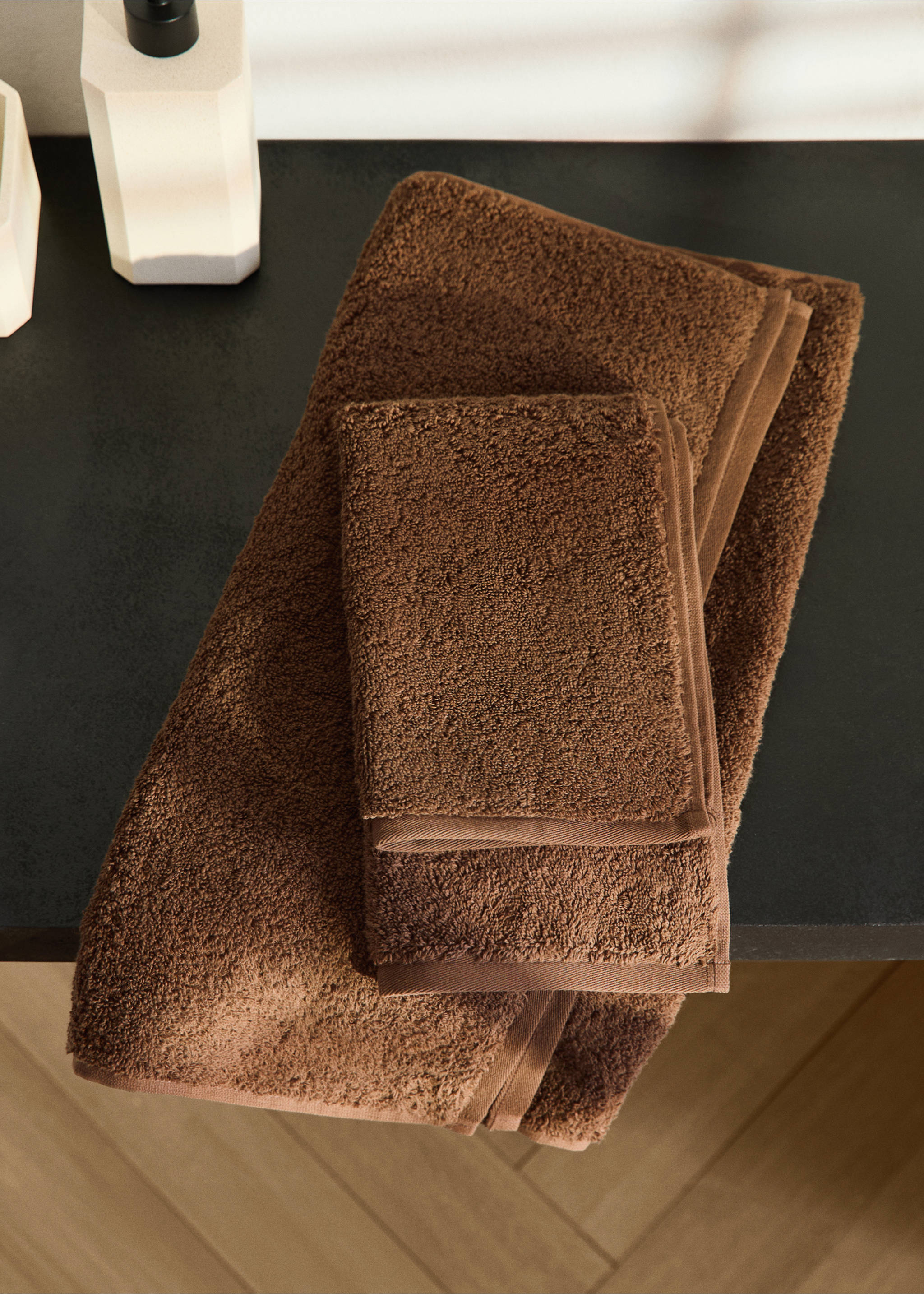 Soft cotton washbasin towel - General plane