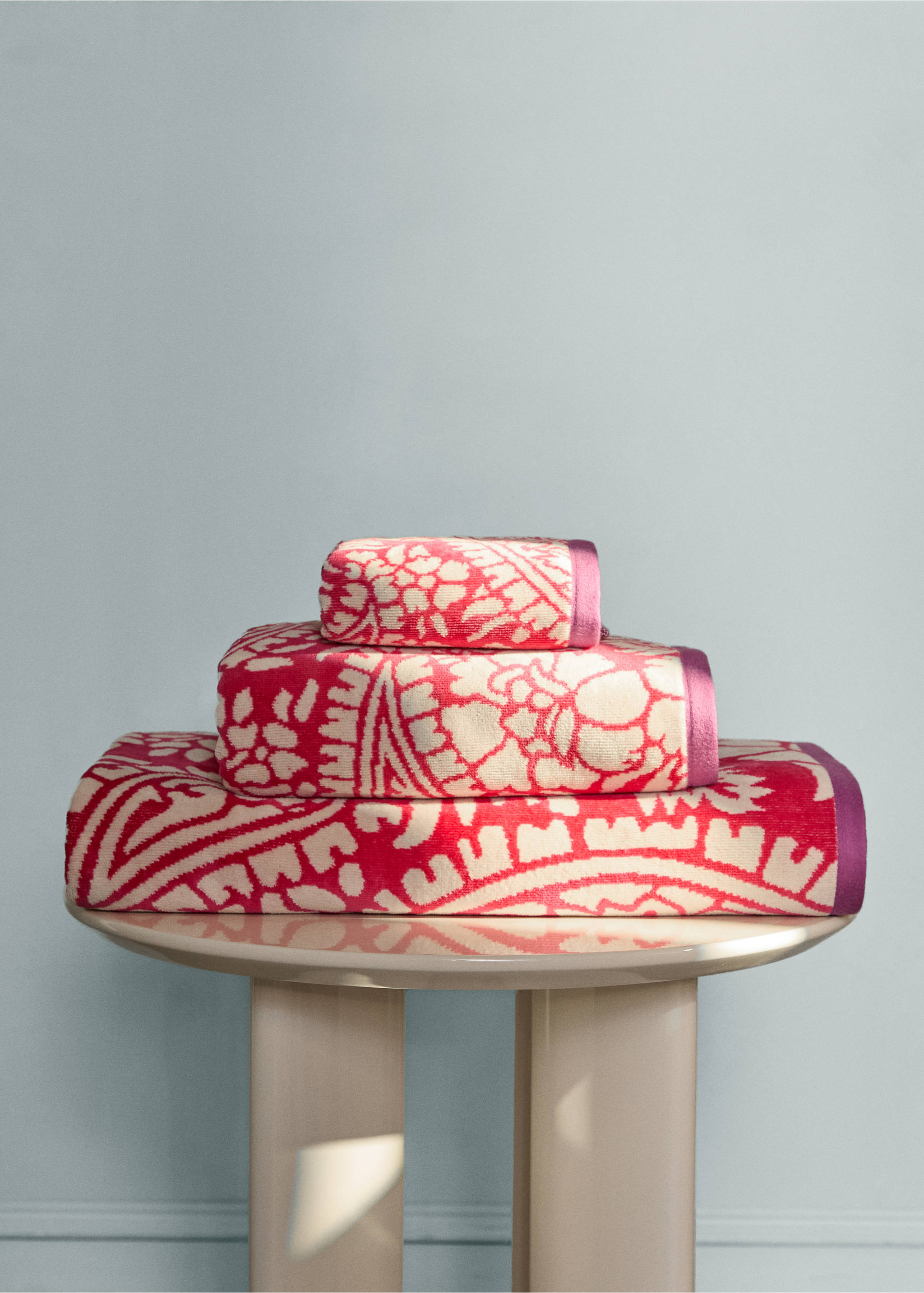 Ručnik za umivaonik od pamučnog frotira sa šarenim žakarom - Opći prikaz, Ružičasta. Ref: 27001611-00.