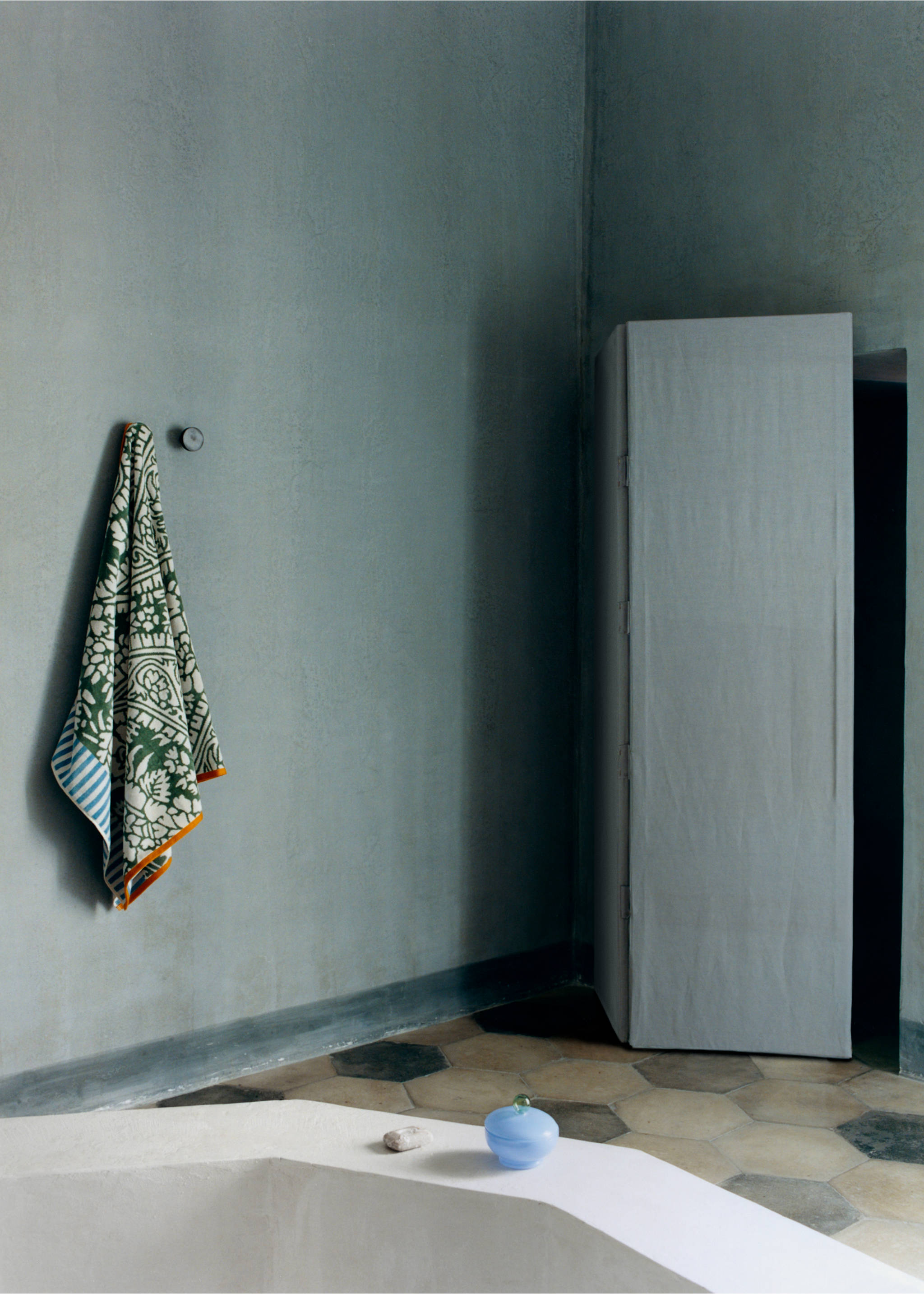 Multicoloured jacquard cotton terry bath towel - Details of the article 6, Emerald Green. Ref: 27001612-00.