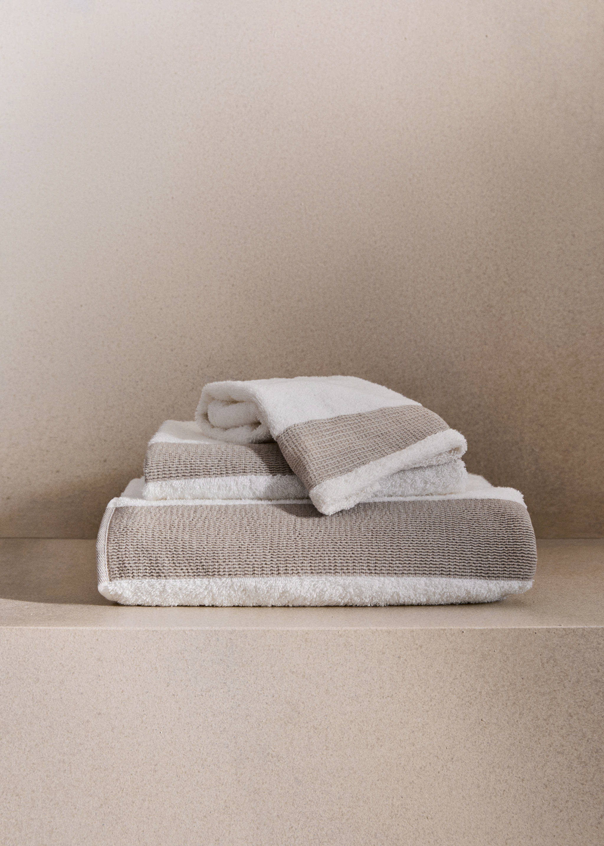 Multicoloured striped jacquard cotton washbasin towel - General plane