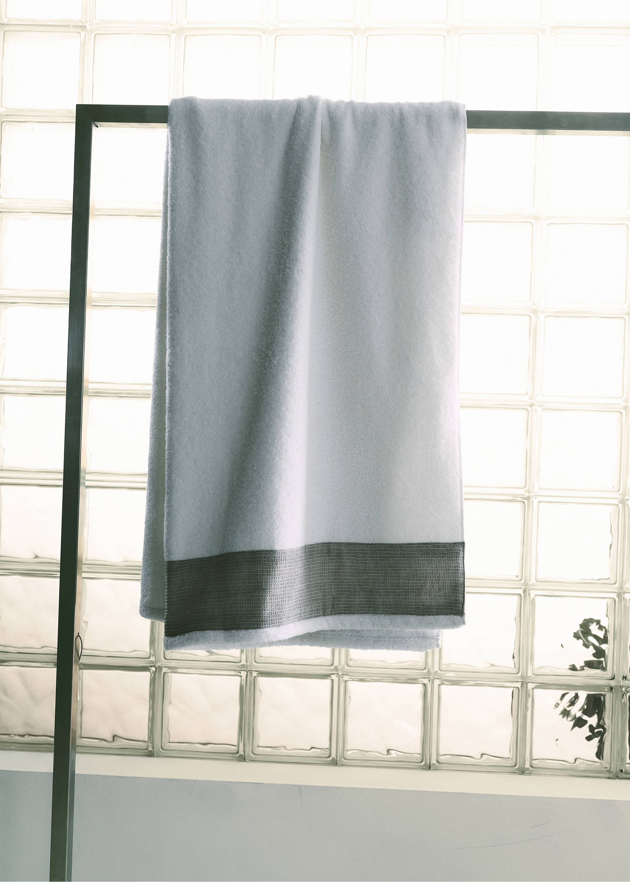Cotton terry bath towel with linen trim - Details of the article 5, White. Ref: 27001616-00.