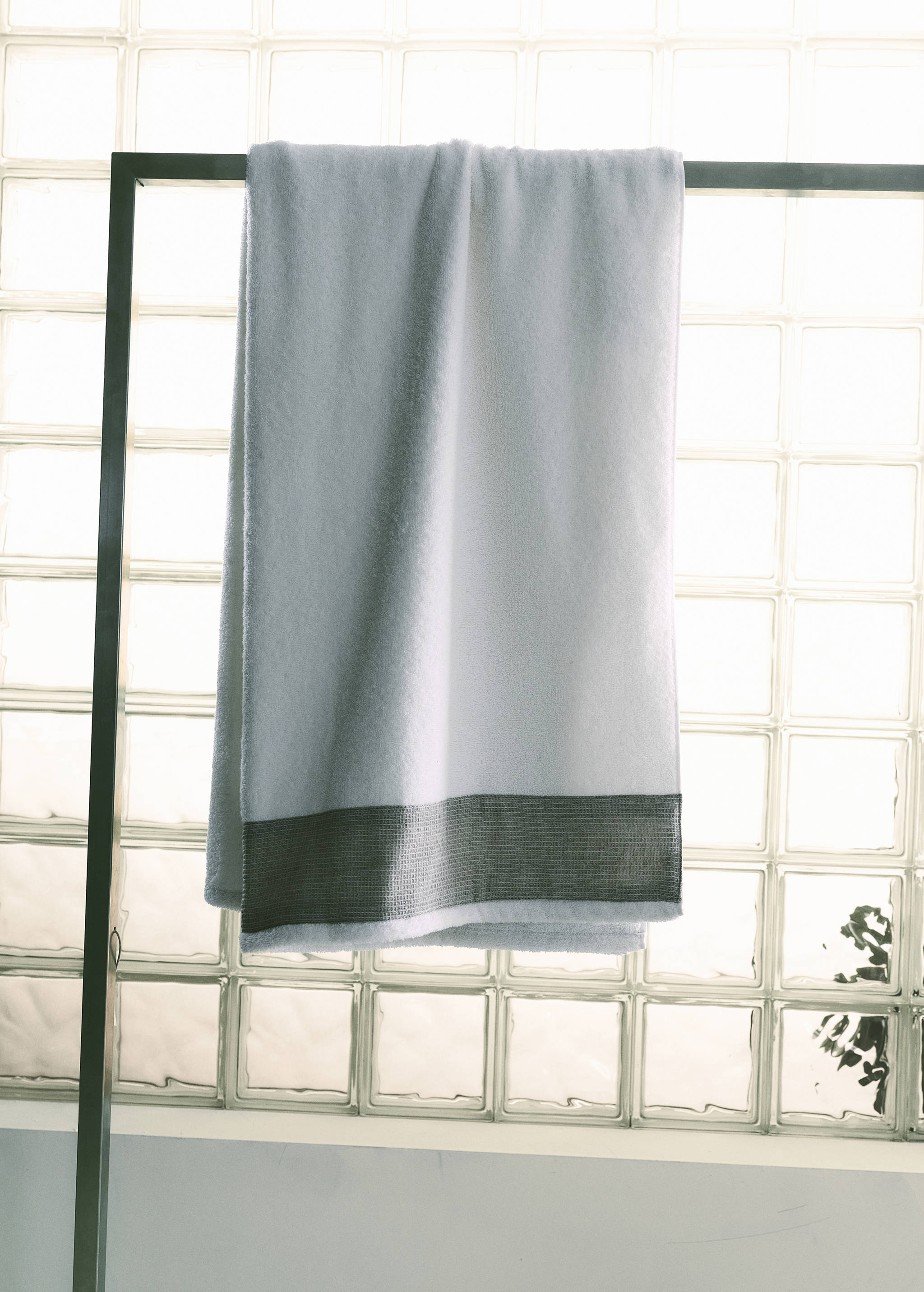 Cotton terry bath towel with linen trim - Details of the article 5