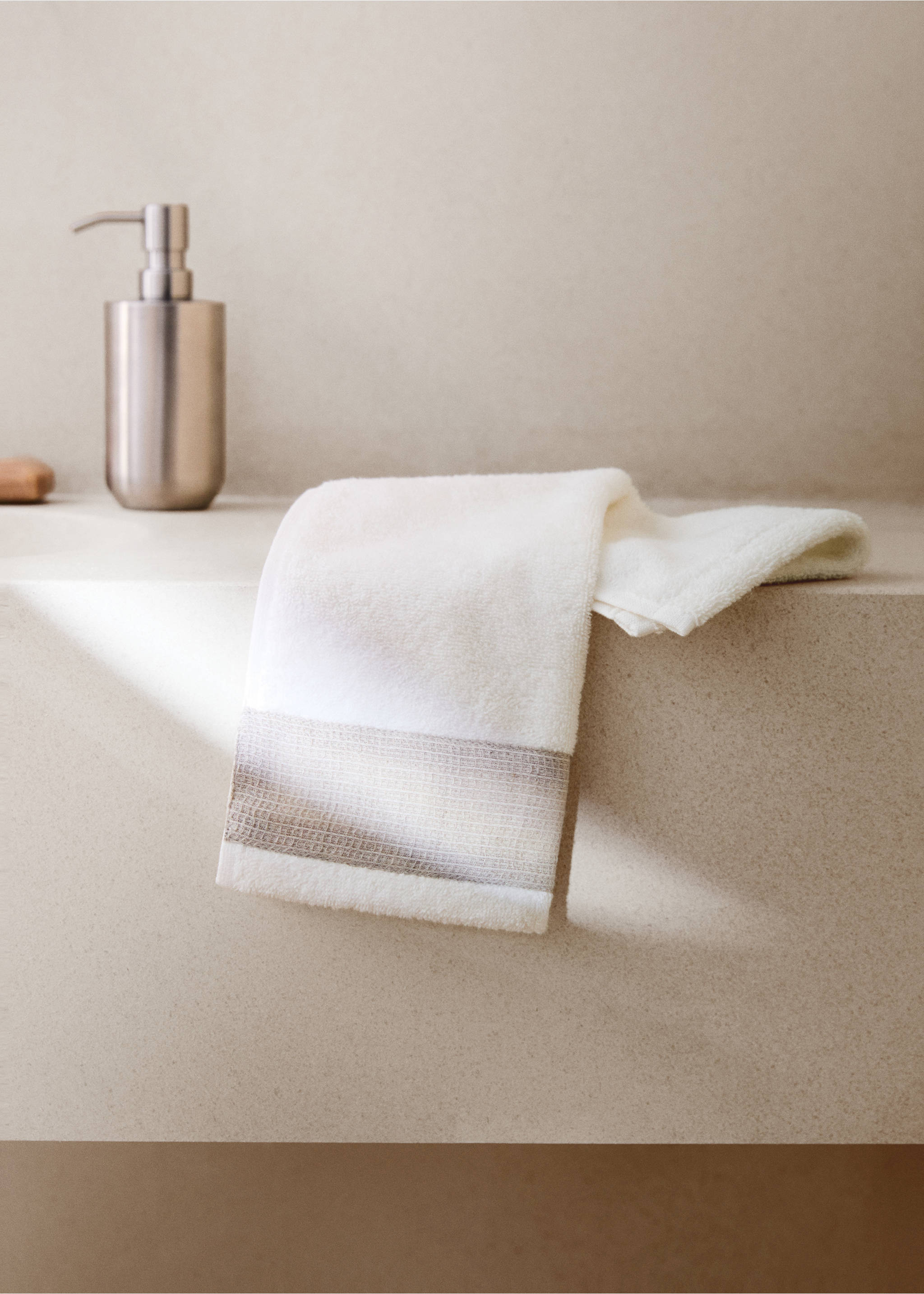Cotton terry guest towel with linen trim - General plane, White. Ref: 27001618-00.