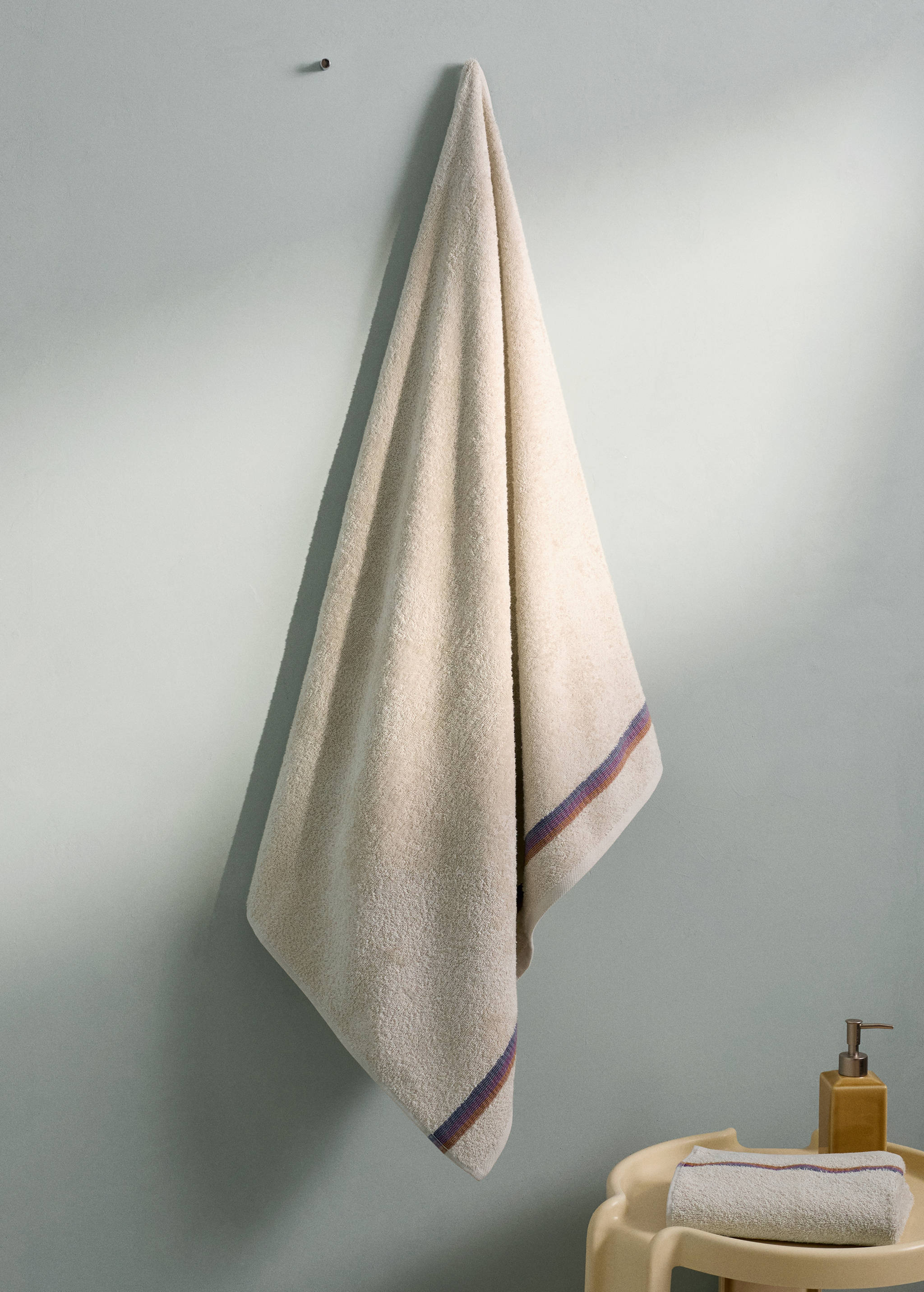 Bath towel with striped trim - General plane