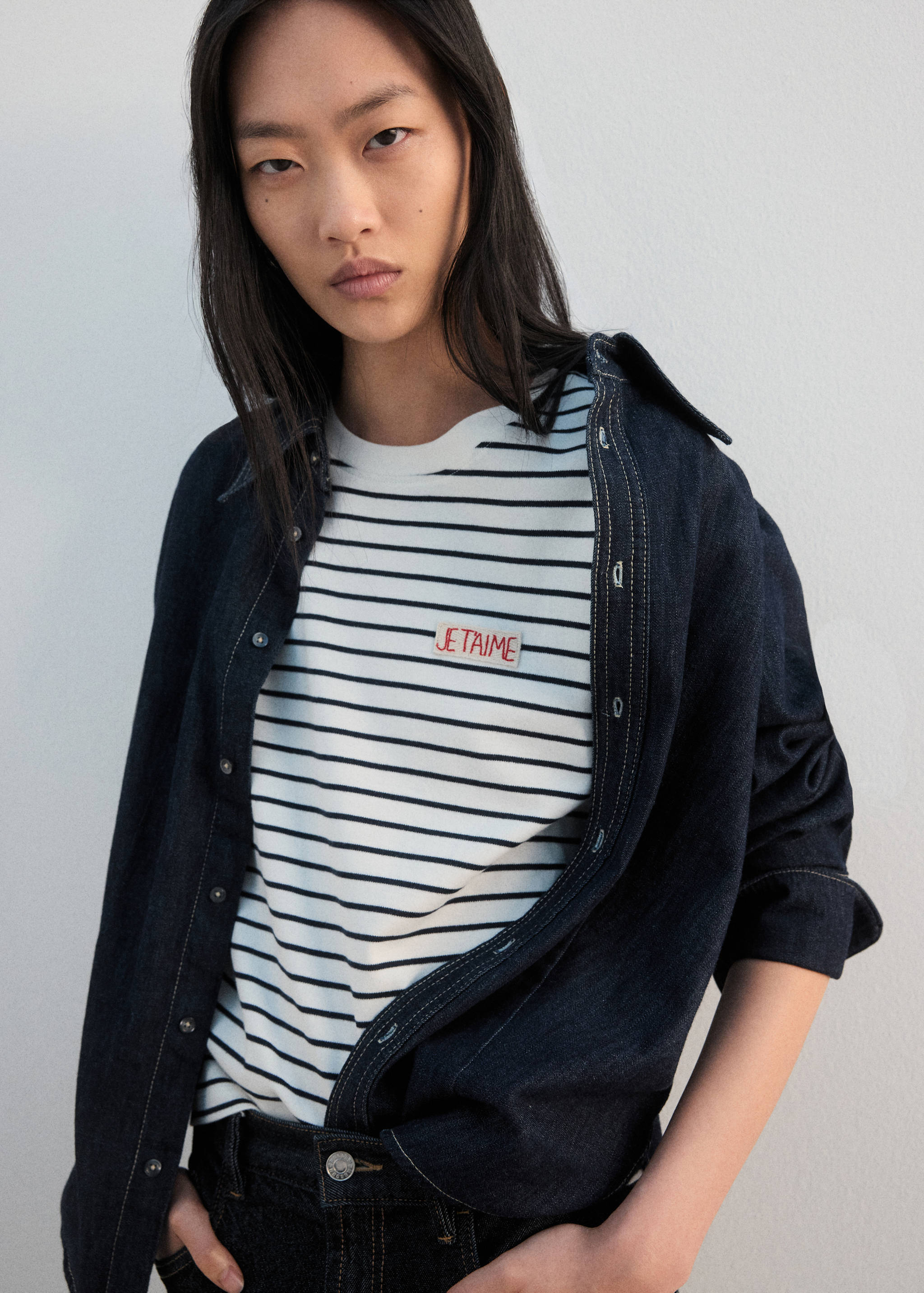 Chemise rayée avec détails brodés - Plan moyen