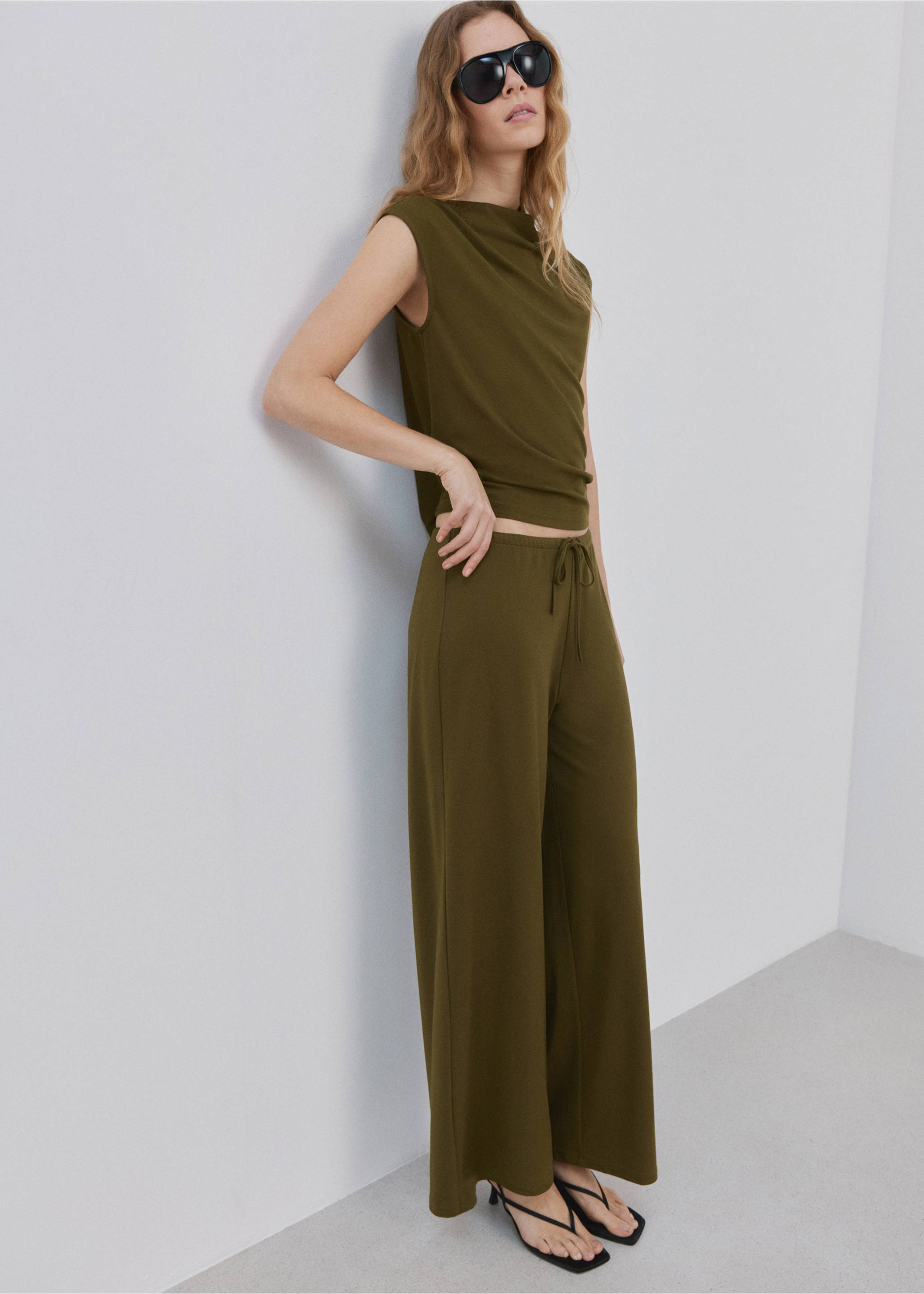 Футболка с асимметричной горловиной и сборками - Общий план, Хаки. Ref: 27002545-00.