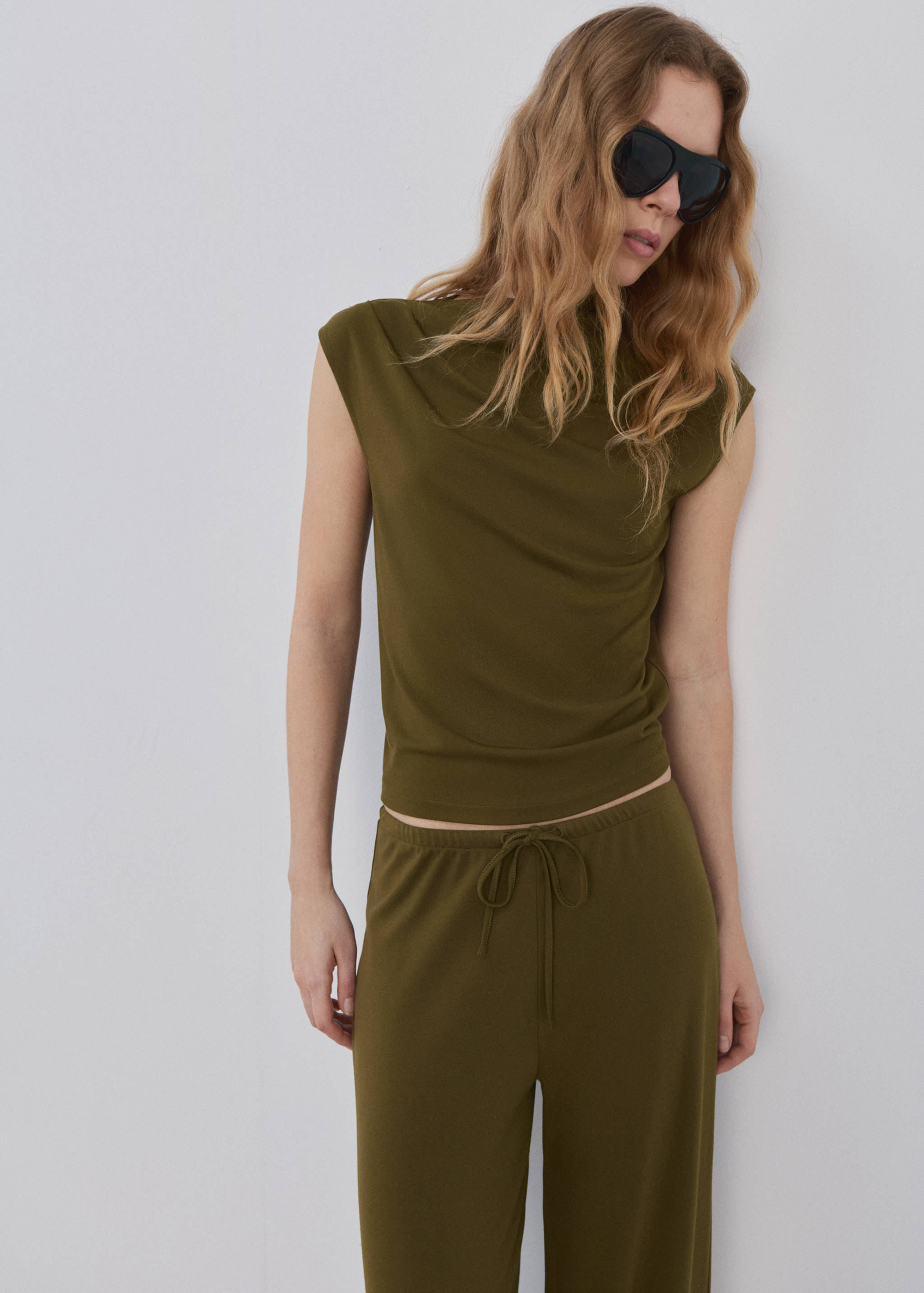 Футболка с асимметричной горловиной и сборками - Средний план