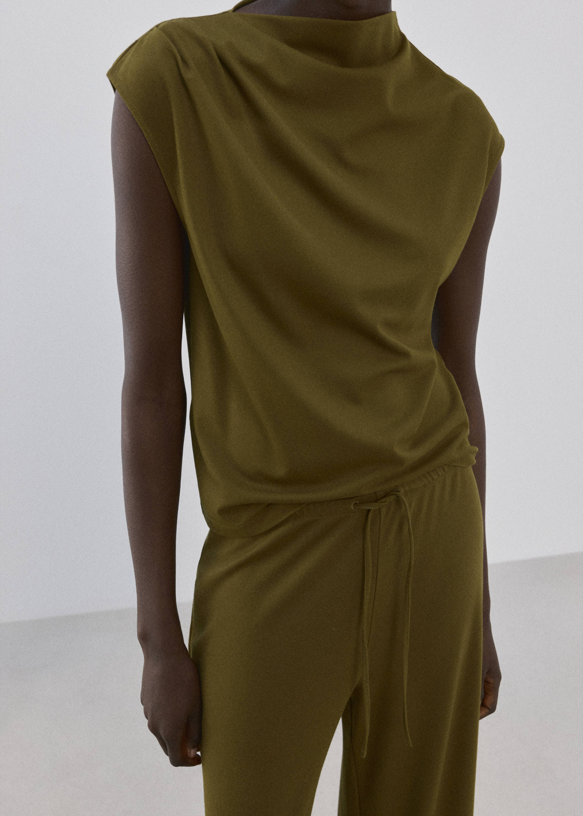 T-shirt with gathered asymmetrical neck - Details of the article 3
