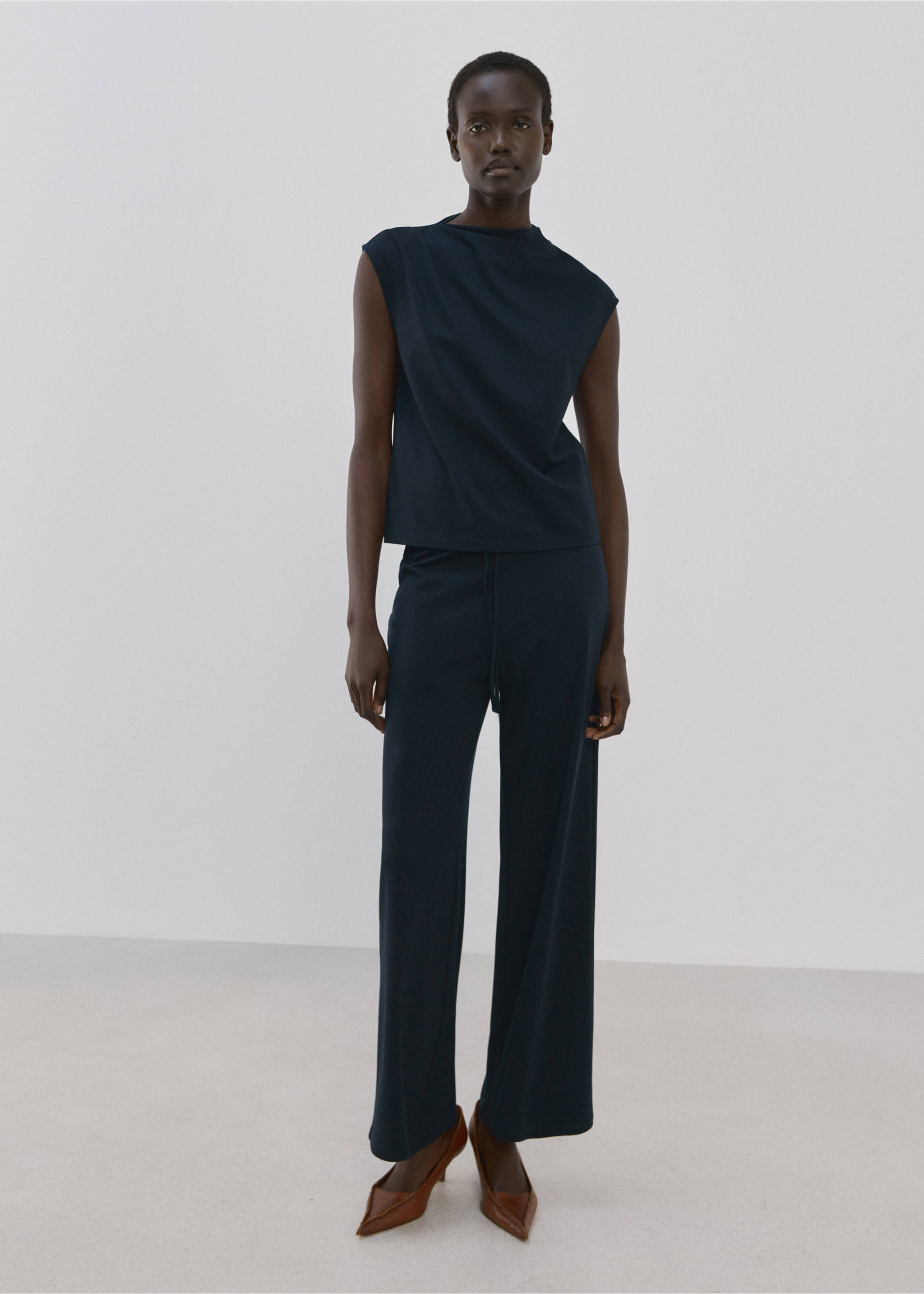 Футболка с асимметричной горловиной и сборками - Общий план, Глубокий темно-синий. Ref: 27002545-00.