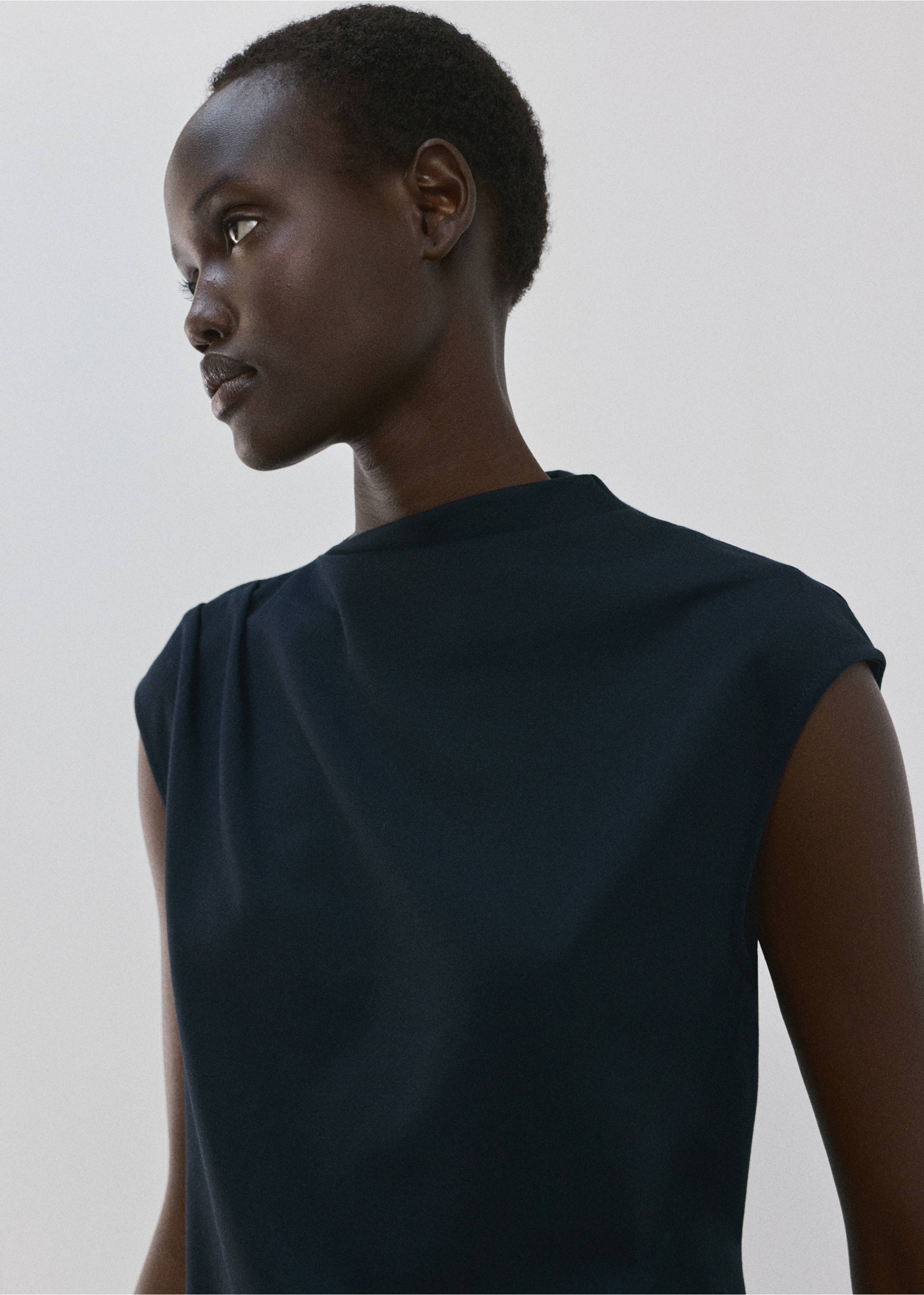 Футболка с асимметричной горловиной и сборками - Средний план, Глубокий темно-синий. Ref: 27002545-00.