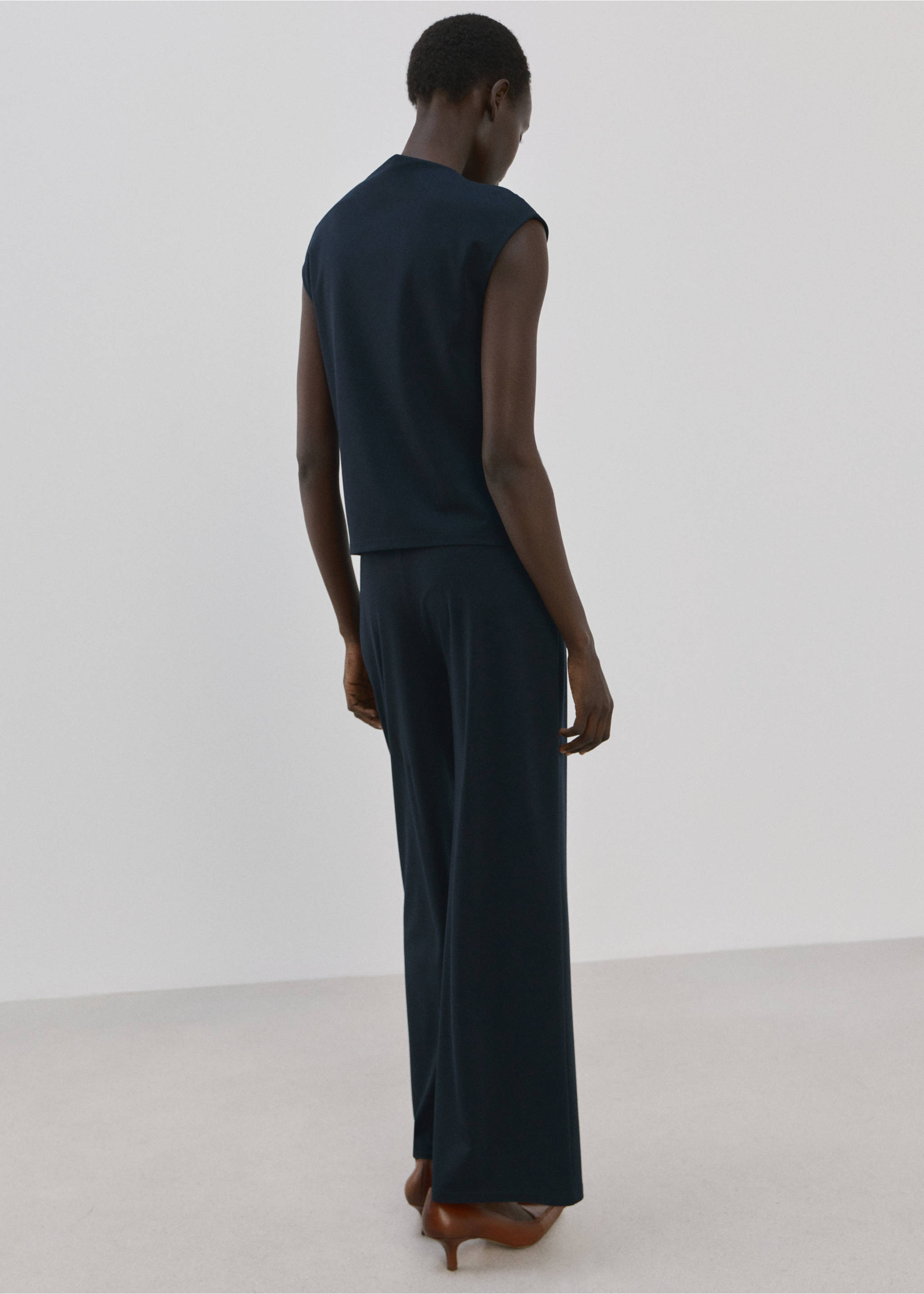 Футболка с асимметричной горловиной и сборками - Обратная сторона изделия, Глубокий темно-синий. Ref: 27002545-00.