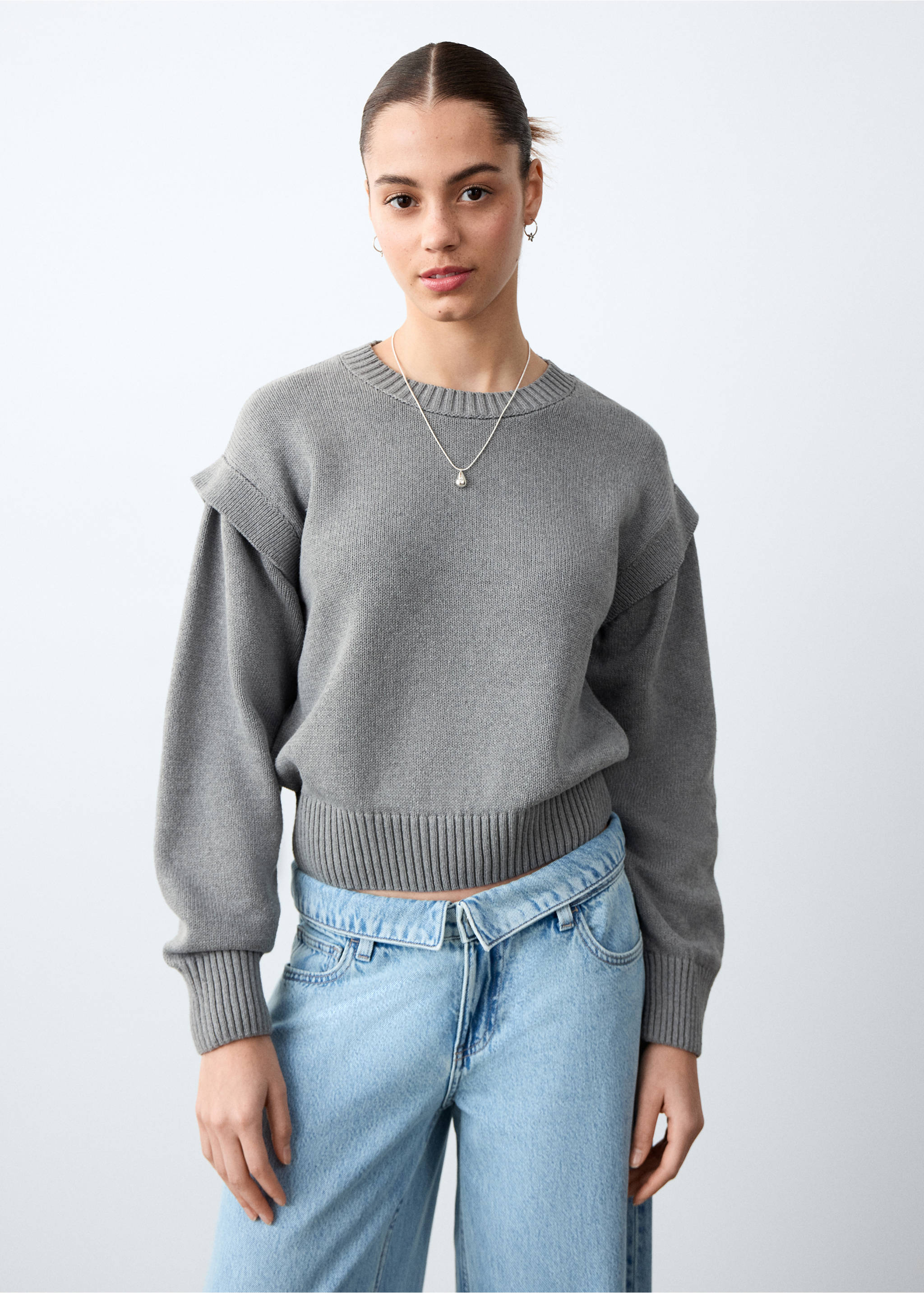 Свитер с деталями на плечах - Средний план, Серый. Ref: 27002556-00.