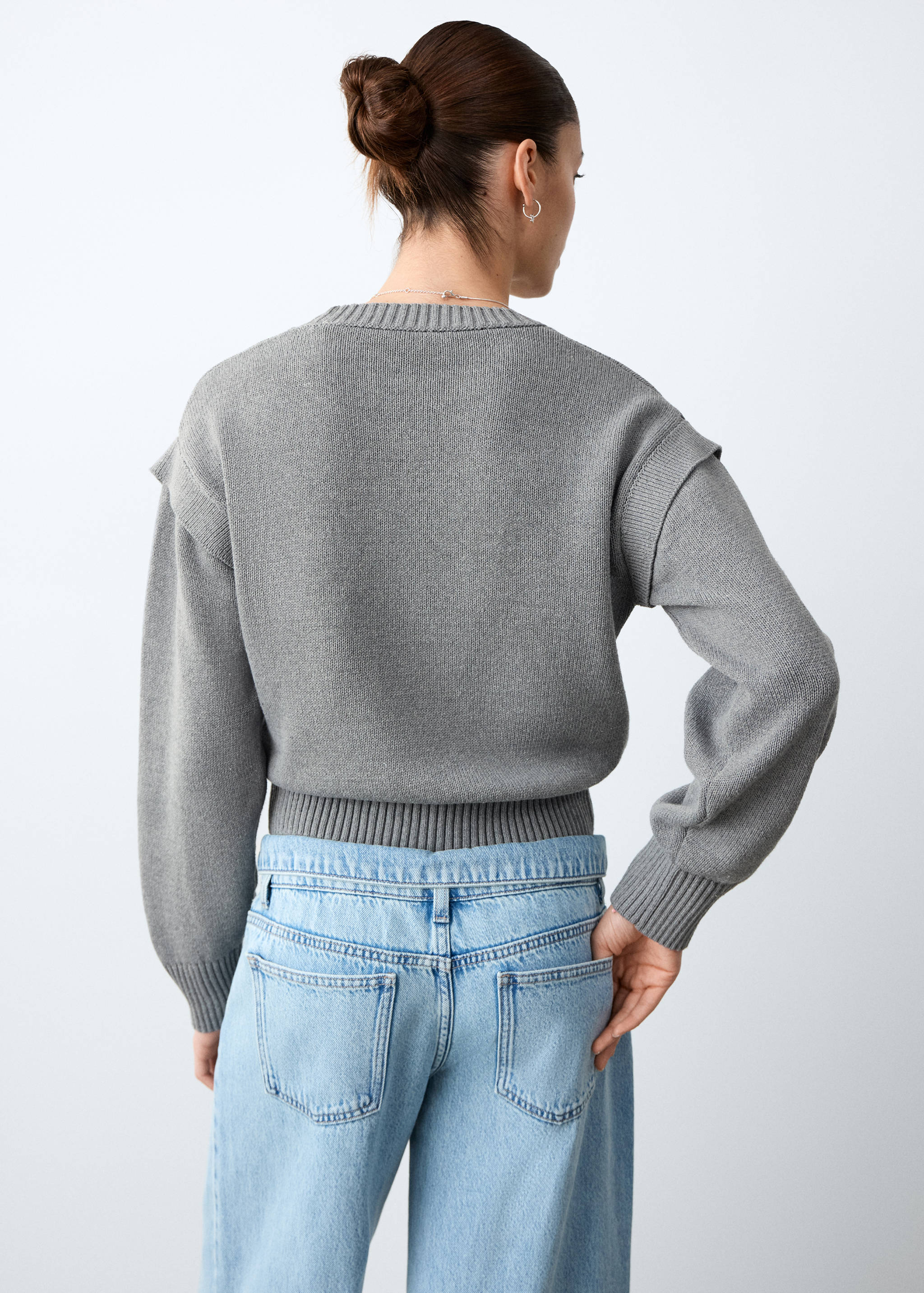 Свитер с деталями на плечах - Обратная сторона изделия