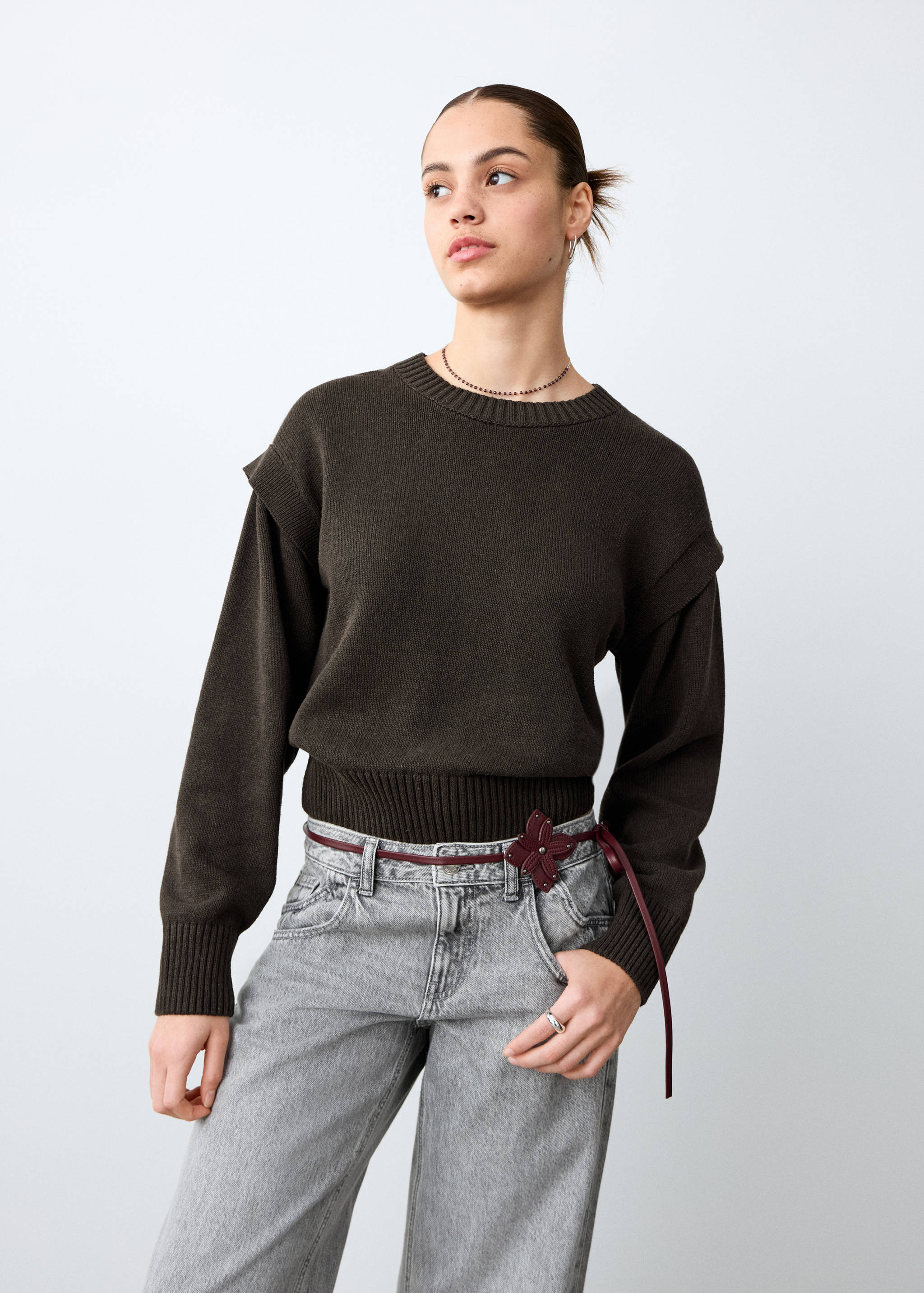 Свитер с деталями на плечах - Средний план