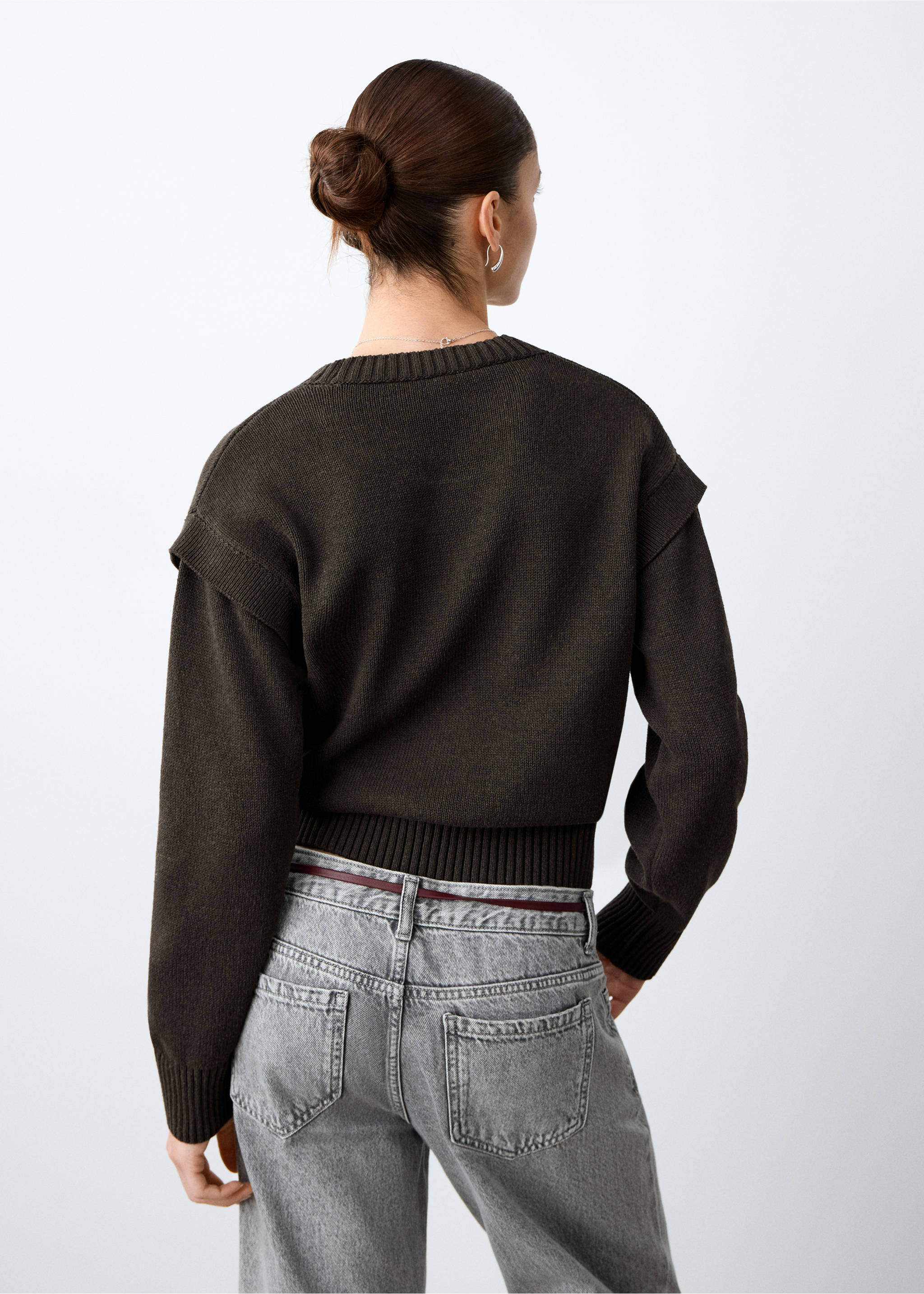 Свитер с деталями на плечах - Обратная сторона изделия, Коричневый. Ref: 27002557-00.