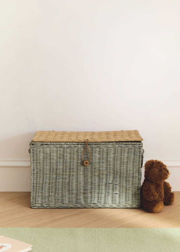 Two-tone rattan basket with fastening detail — Green