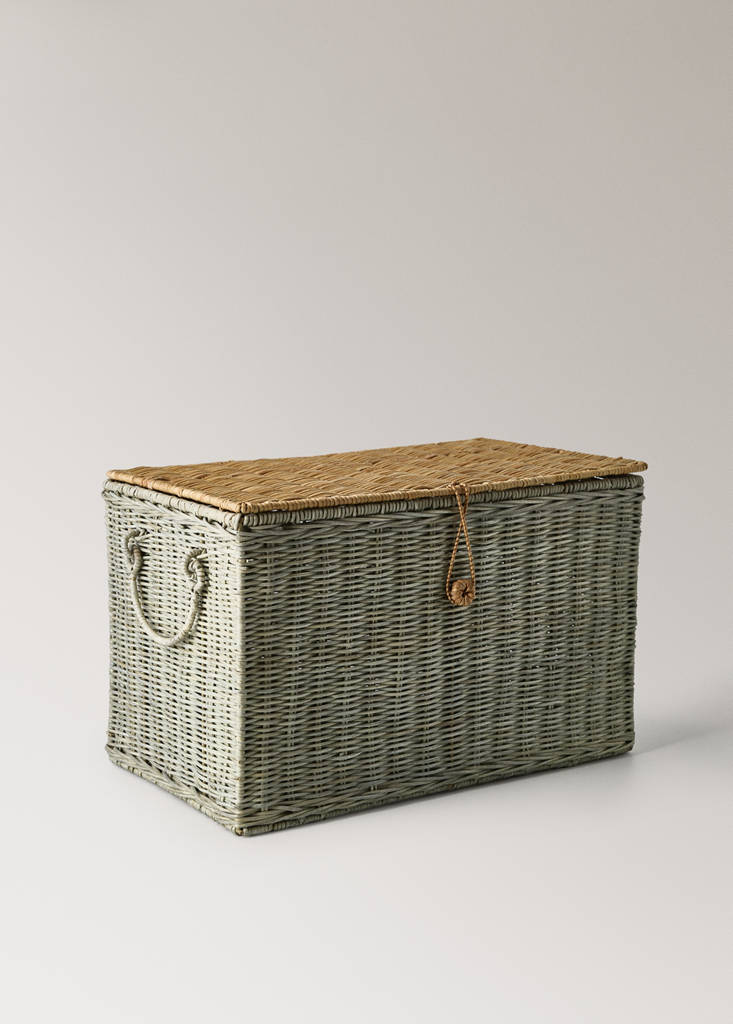 Two-tone rattan basket with fastening detail — Green