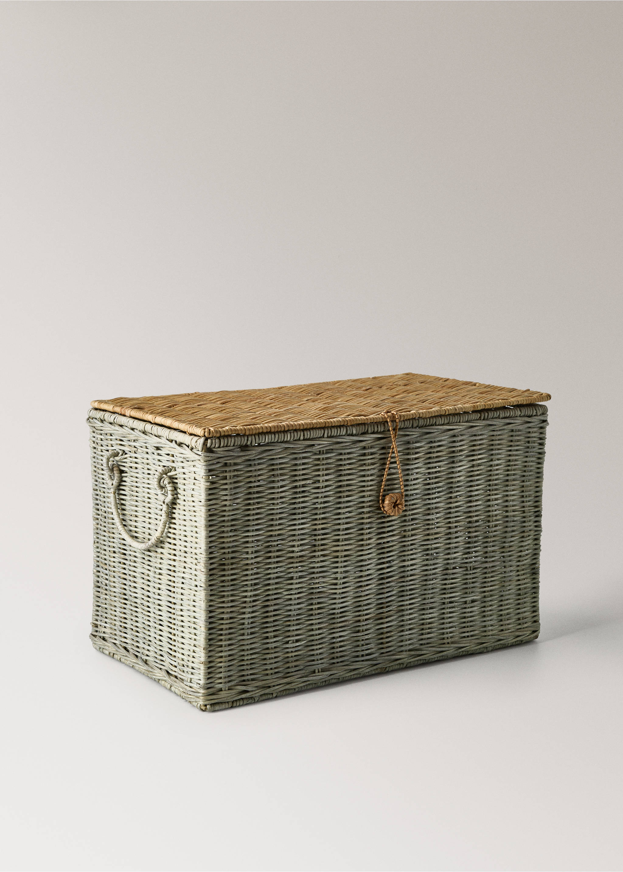 Two-tone rattan basket with fastening detail - Details of the article 1, Green. Ref: 27002913-00.