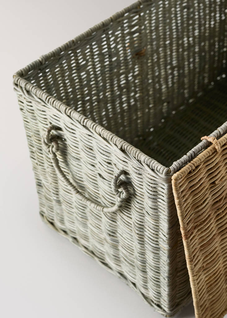 Two-tone rattan basket with fastening detail — Green