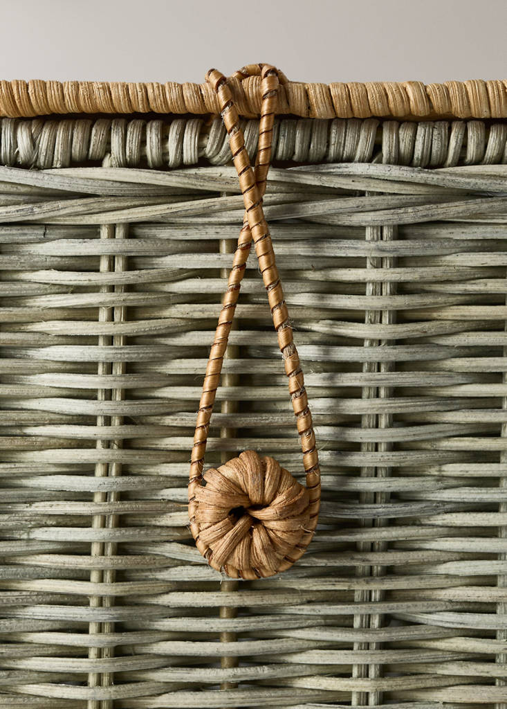 Two-tone rattan basket with fastening detail — Green
