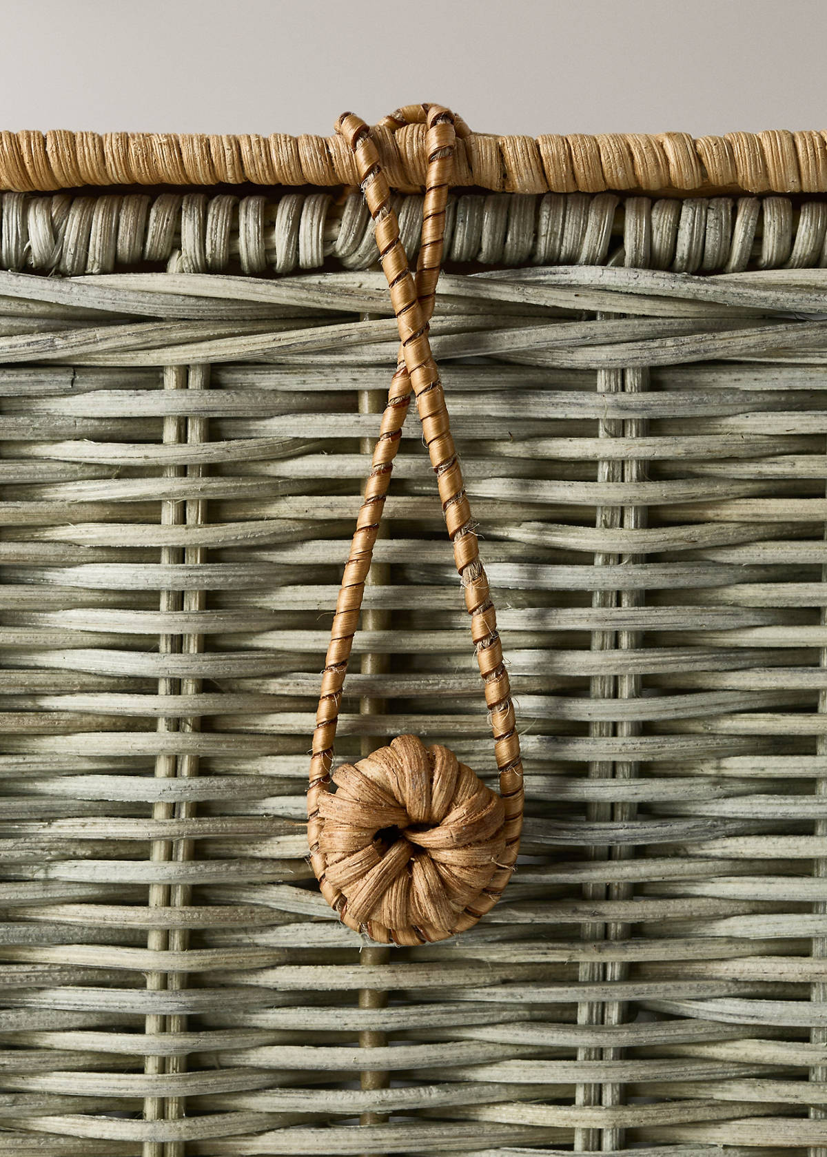 Two-tone rattan basket with fastening detail — Green