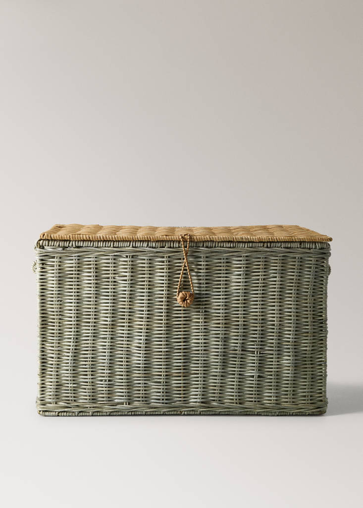 Two-tone rattan basket with fastening detail — Green