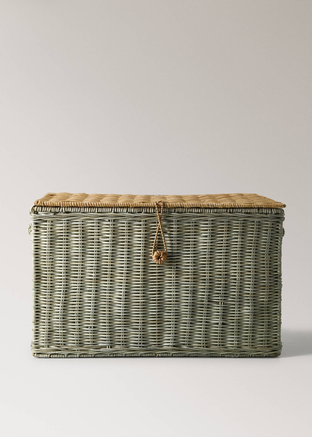 Two-tone rattan basket with fastening detail — Green