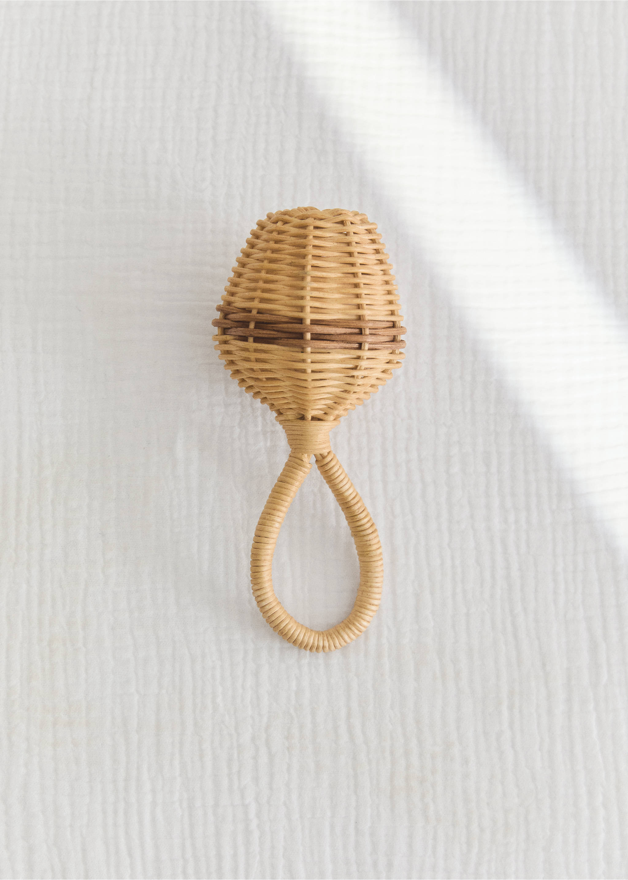 Chocalho de criança de rotim - Plano geral, Castanho. Ref: 27002915-00.