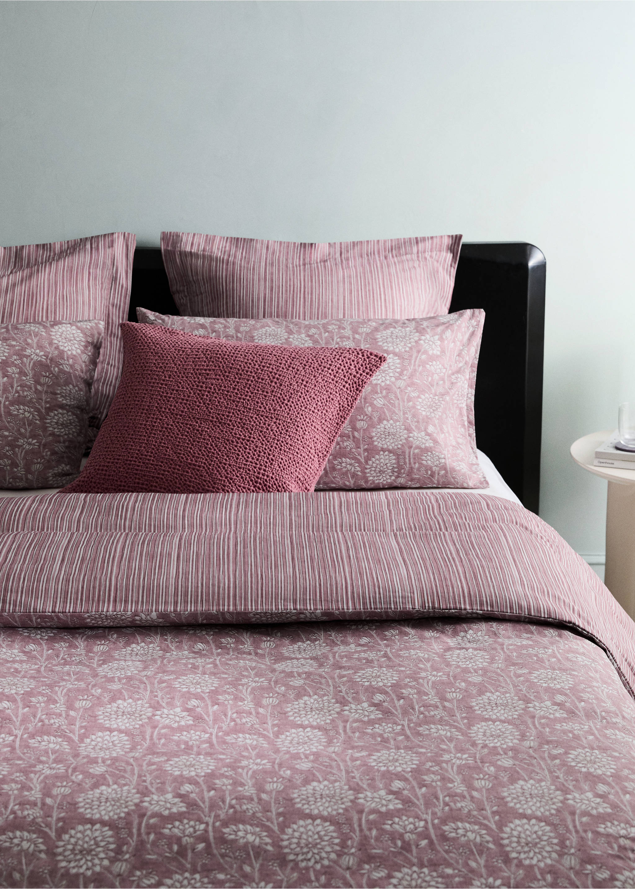 Reversible percale cotton duvet cover with stripes and flowers for a 135/140 cm bed - Details of the article 7, Pale Pink. Ref: 27002971-00.