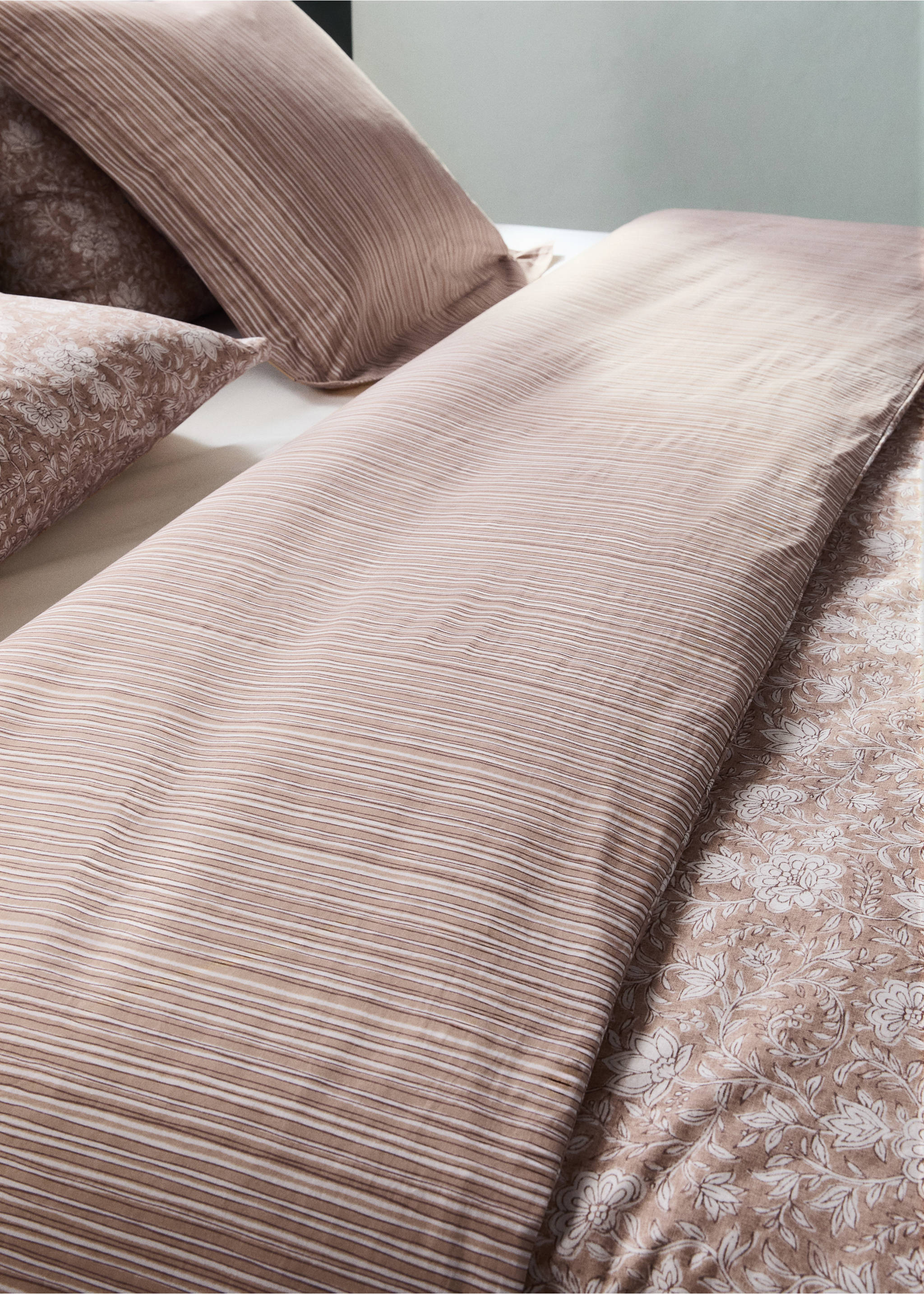 Reversible percale cotton duvet cover with stripes and flowers for a 180/200 cm bed - Details of the article 7, Tobacco Brown. Ref: 27002973-00.