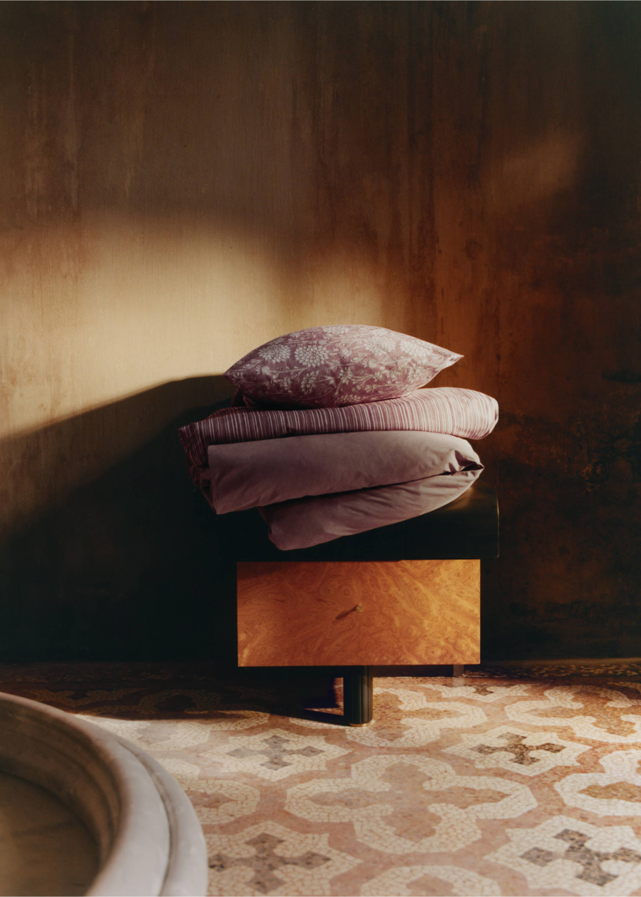 Reversible percale cotton duvet cover with stripes and flowers for a 180/200 cm bed - Details of the article 6, Pale Pink. Ref: 27002973-00.