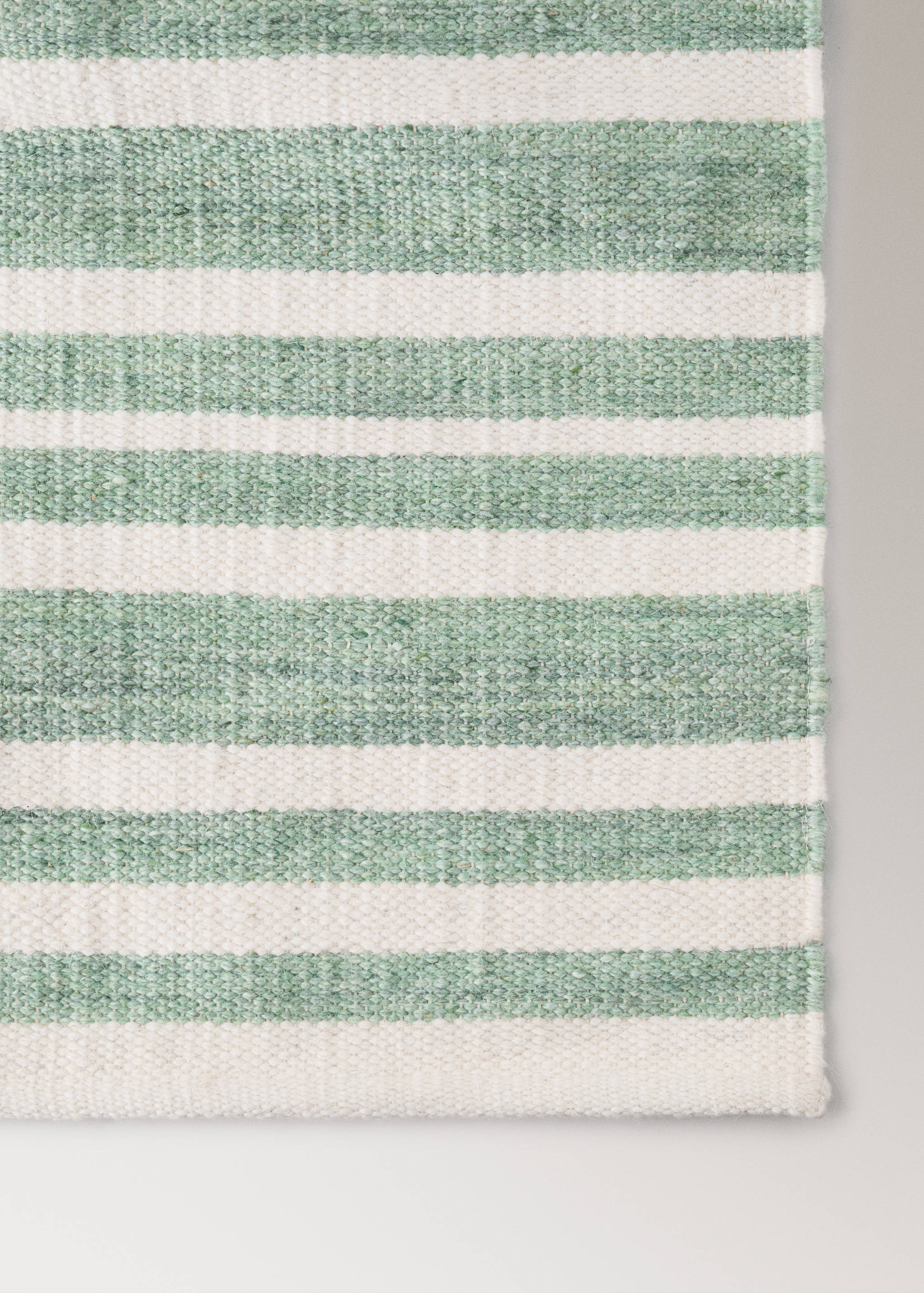 Large striped wool carpet - Details of the article 2
