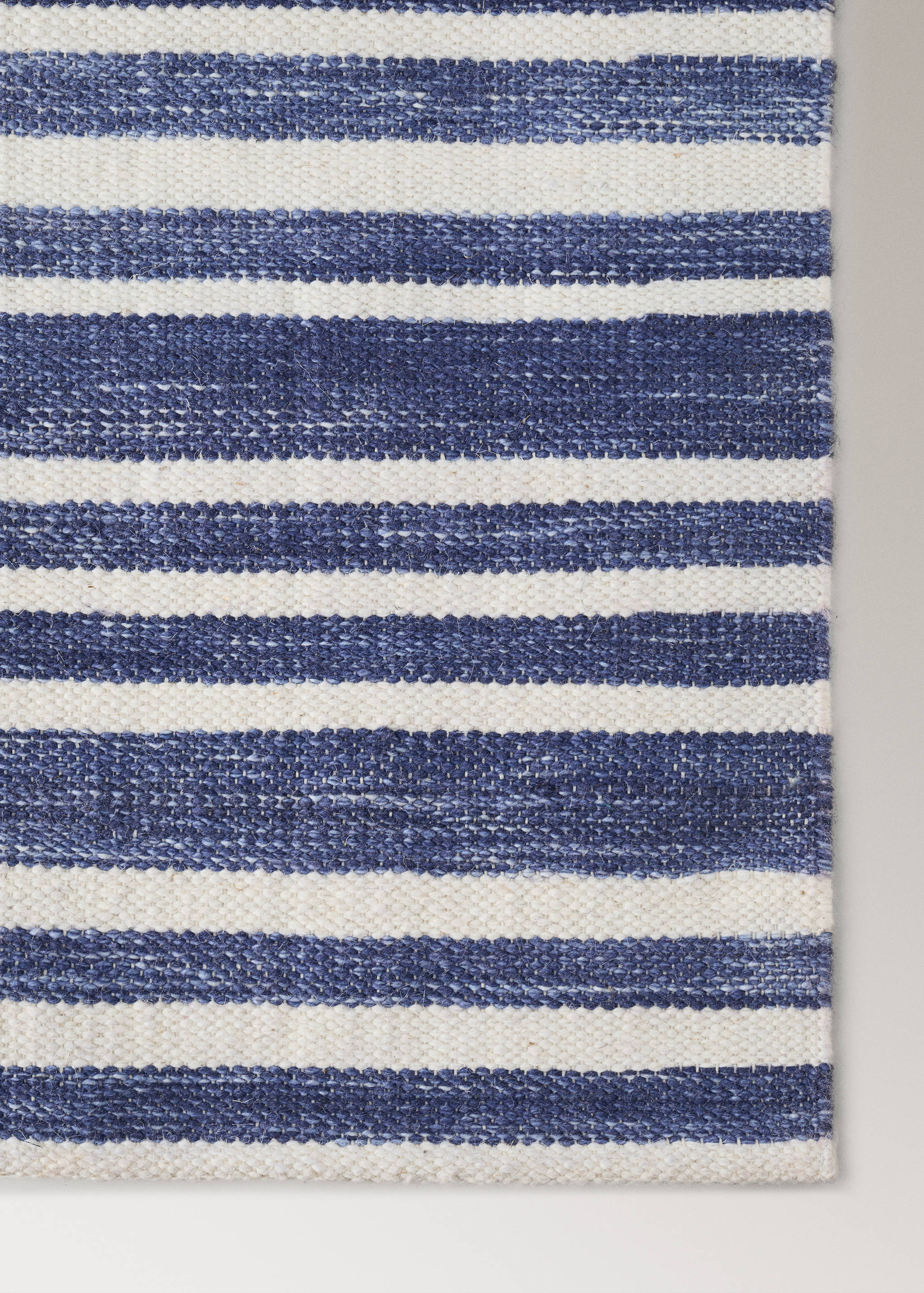 Large striped wool carpet - Details of the article 2