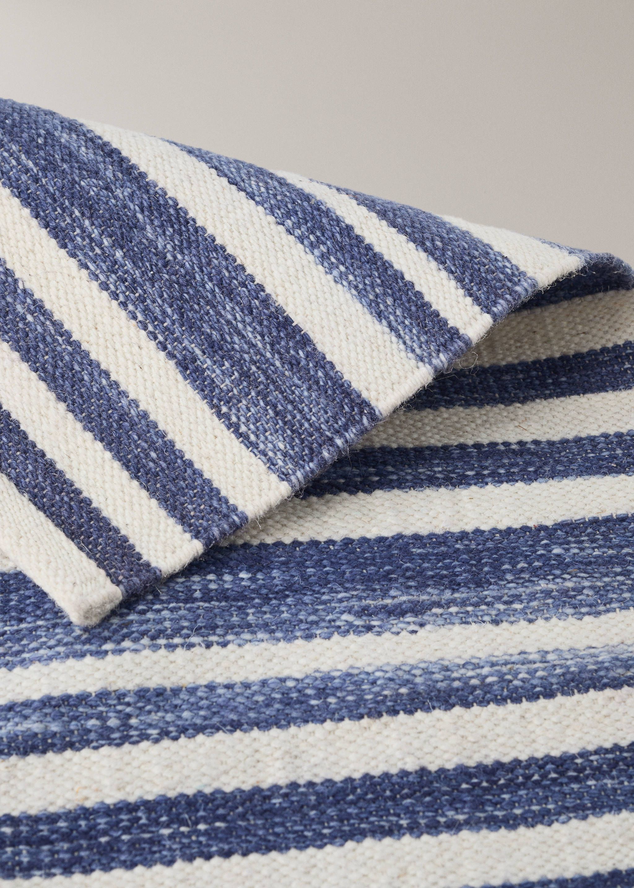 Large striped wool carpet - Details of the article 3
