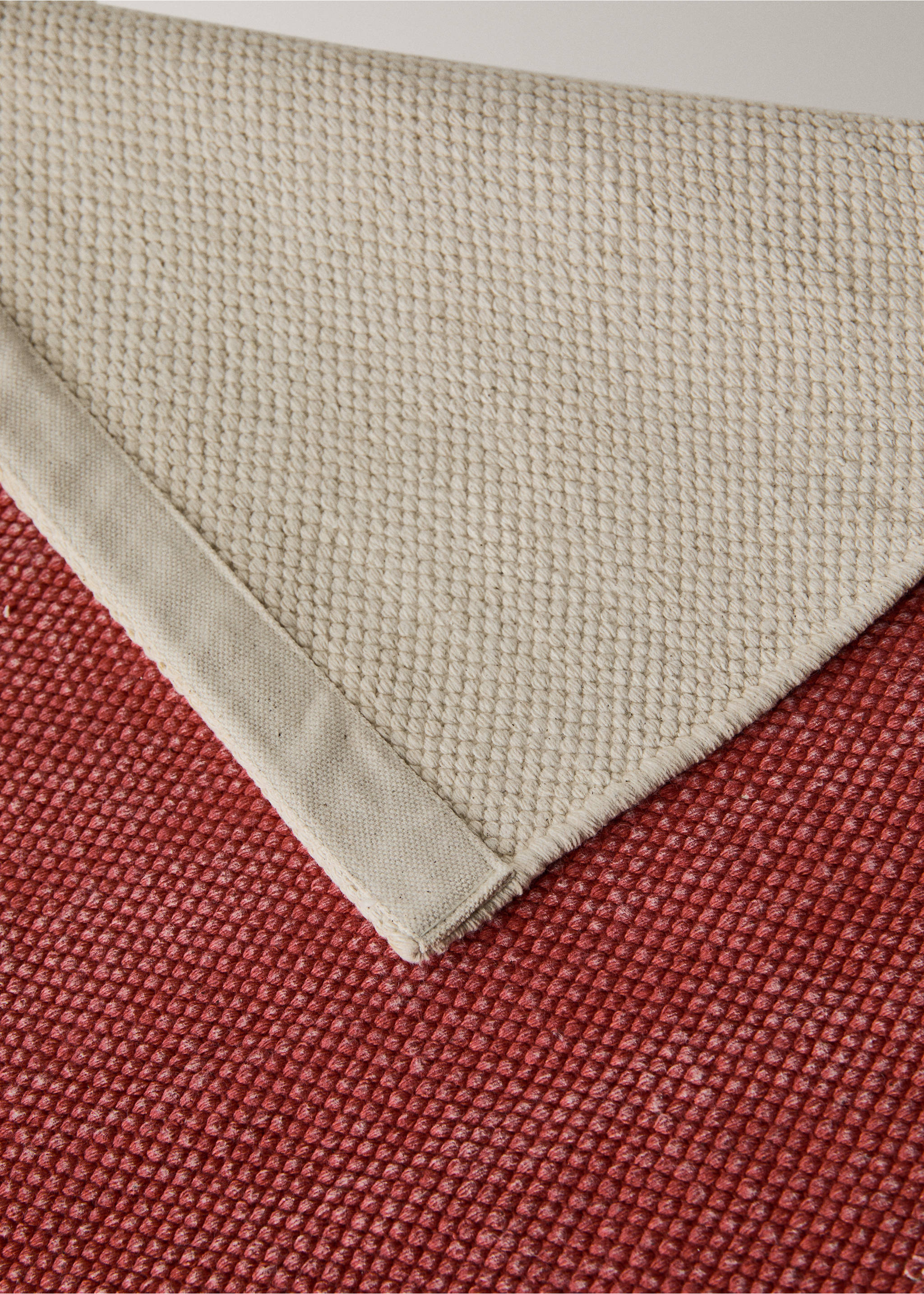 Baumwollteppich mit zweifarbigem Print - Detail des Artikels 3, Rot. Ref: 27003285-00.