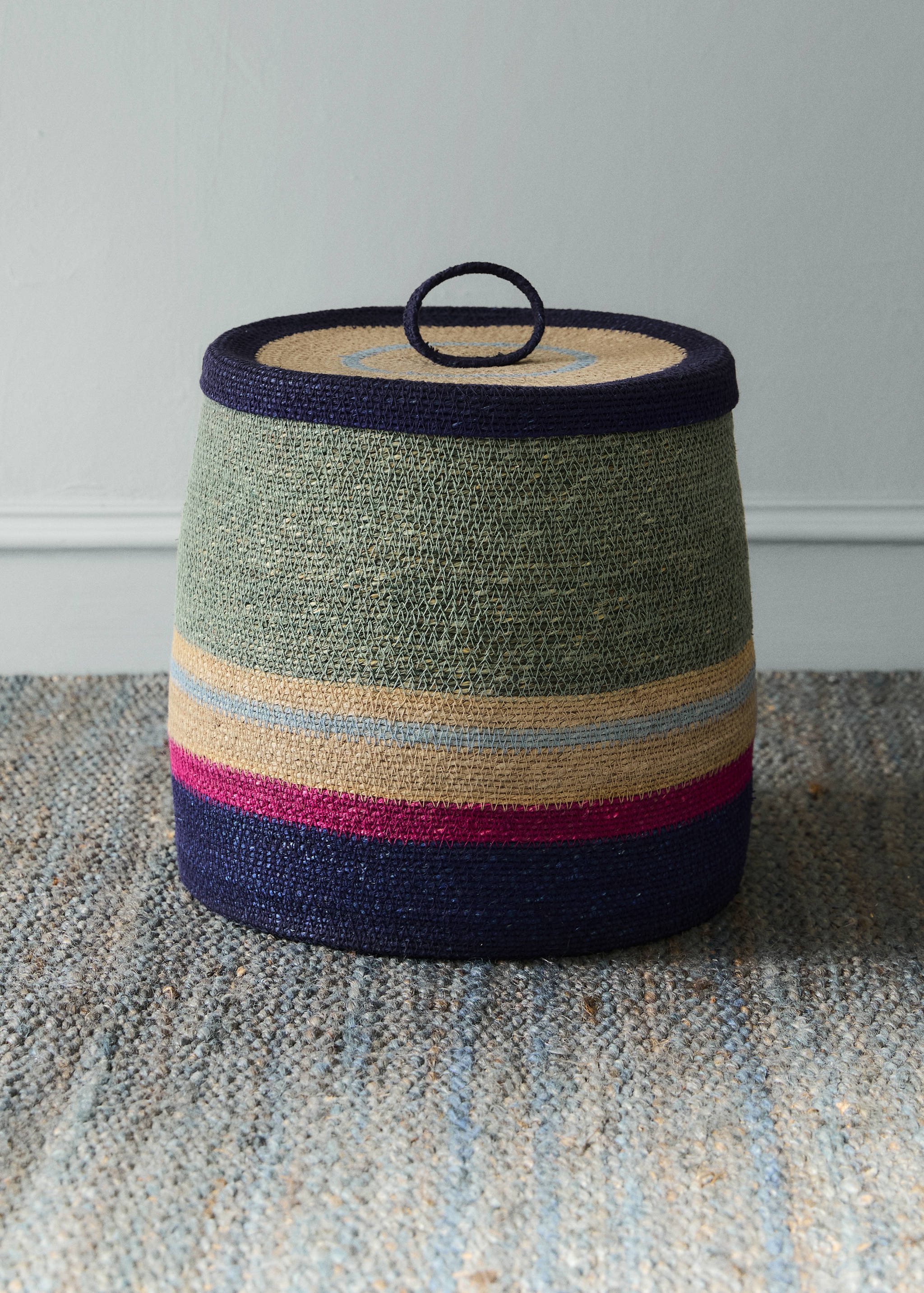 Large 100% seagrass lidded basket, multicoloured - General plane