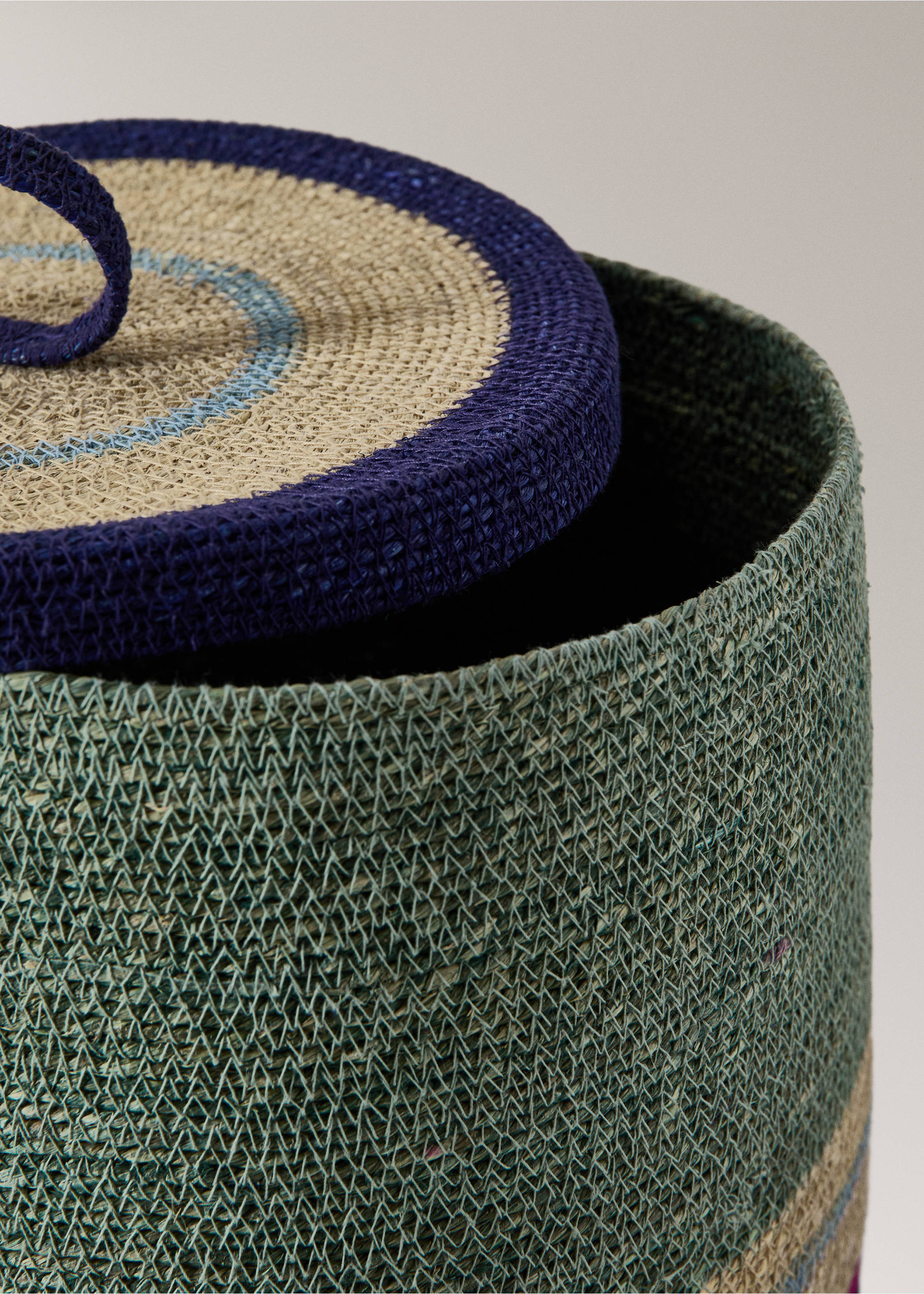 Large 100% seagrass lidded basket, multicoloured - Details of the article 1, Indigo Blue. Ref: 27003286-00.
